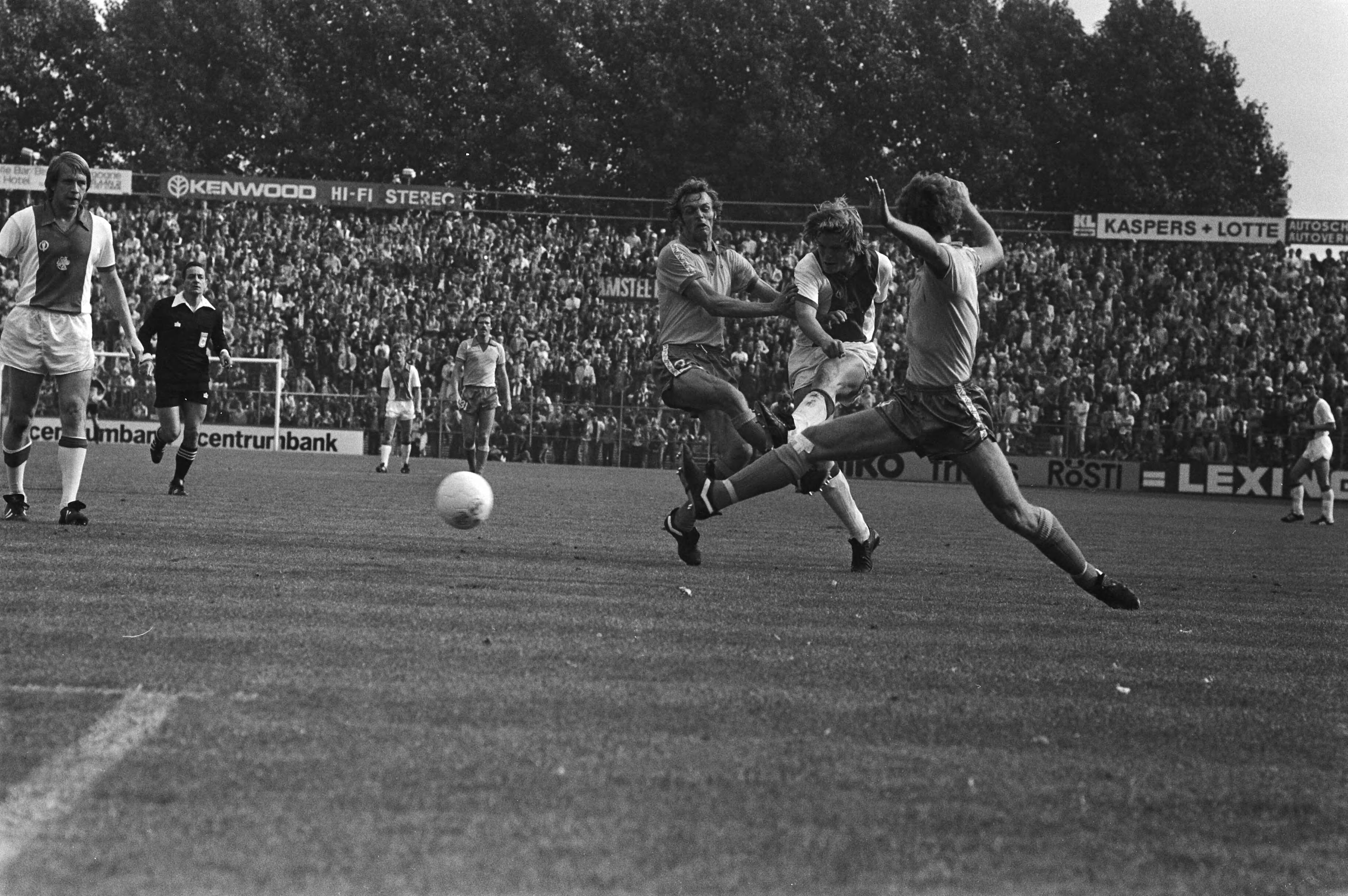 Ajax - FC Utrecht 3-2 — Søren Lerby scoort 3-1 — Foto: Bogaerts, Rob / Anefo. Licentie: Set B: Rechtenvrij / Publiek Domein. Bron: Nationaal Archief. http://hdl.handle.net/10648/acd178ba-d0b4-102d-bcf8-003048976d84