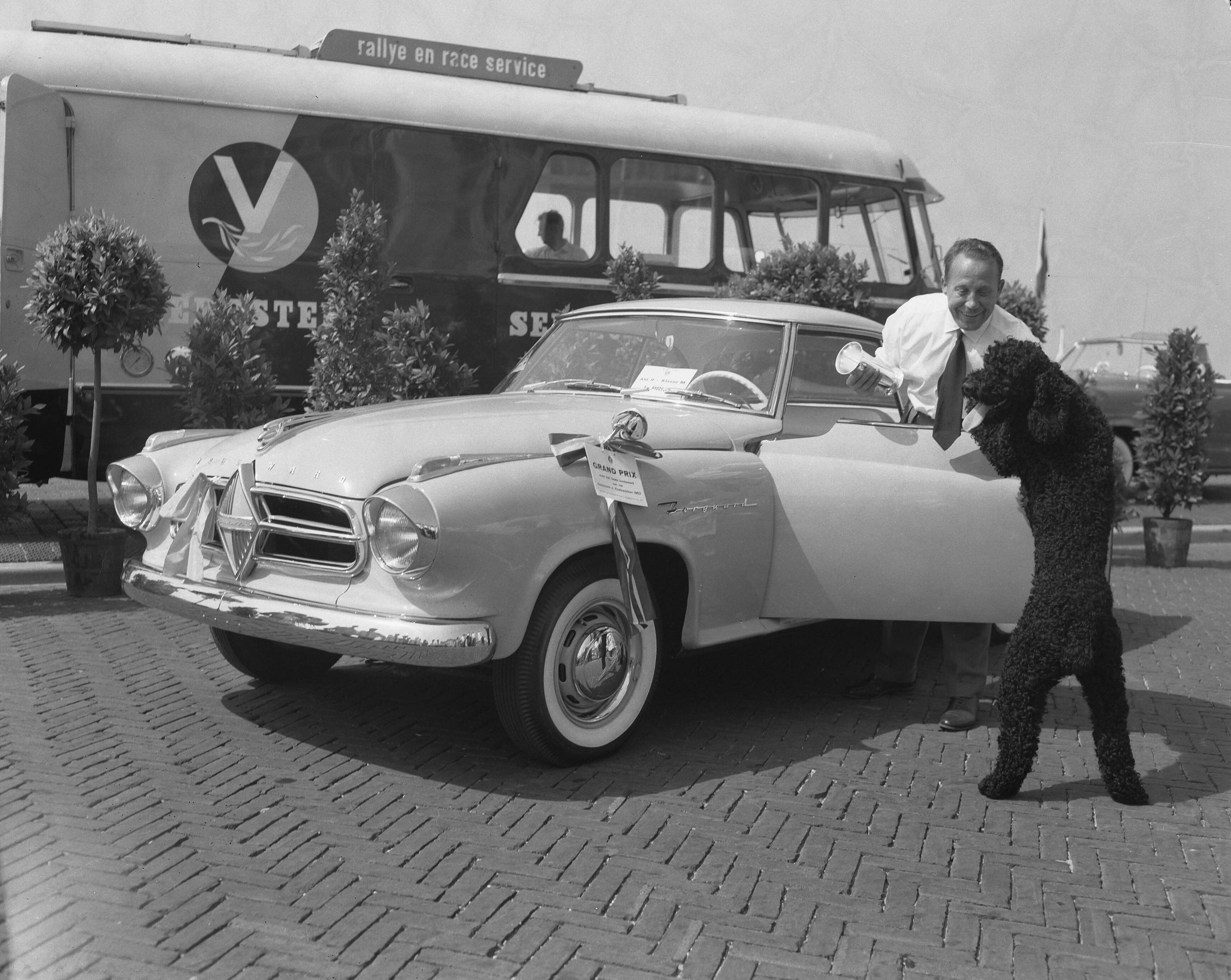 Fotocollectie Anefo — Grand Prix van Koetswerken van de KNAC op de boulevard van Scheveningen. Winnaar was een Borgward Sportcoupé — Foto: Behrens, Herbert F. / Anefo. Licentie: Set B: Rechtenvrij / Publiek Domein. Bron: Nationaal Archief. http://hdl.handle.net/10648/a9642ed4-d0b4-102d-bcf8-003048976d84
