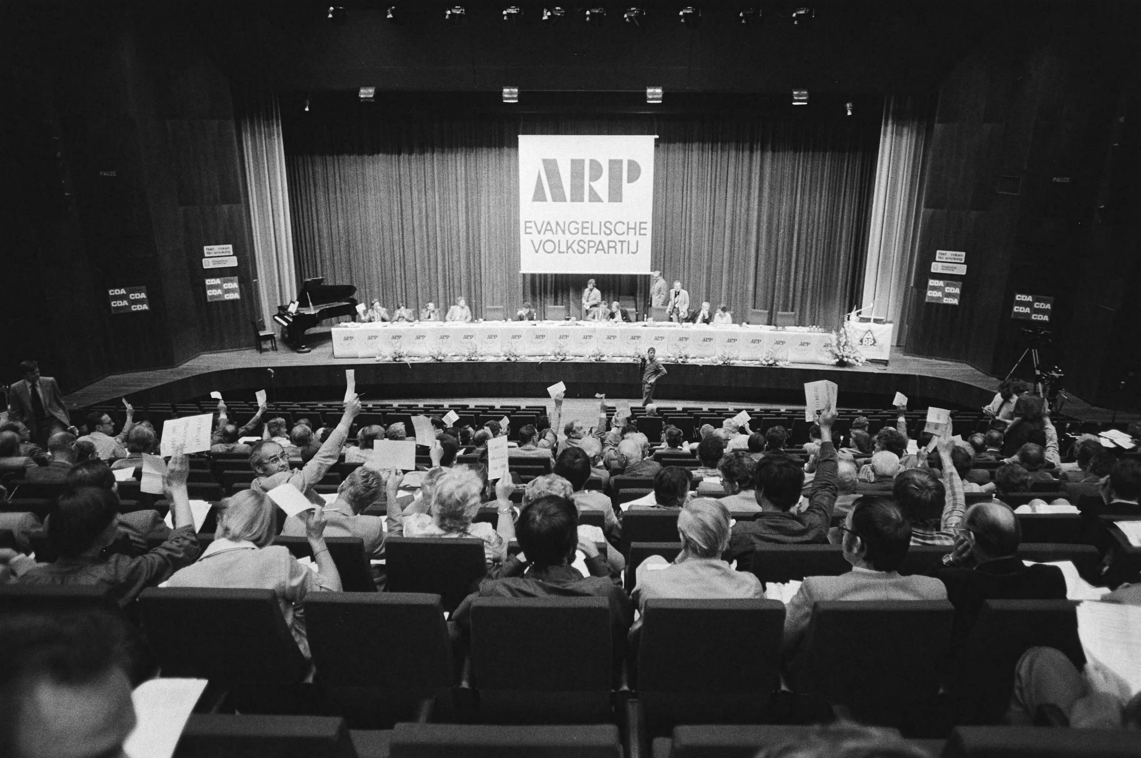 Fotocollectie Anefo — AR partijraad (laatste) in Utrecht, opdracht AR; zaaloverzichten (en d.b. AR) — Foto: Croes, Rob C. / Anefo. Licentie: Set B: Rechtenvrij / Publiek Domein. Bron: Nationaal Archief. http://hdl.handle.net/10648/ace22570-d0b4-102d-bcf8-003048976d84