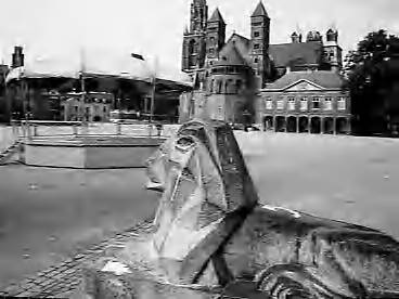 Steden [RVD] — Maastricht. [Vrijthof met zicht op St. Servaas en op de voorgrond beeld leeuw van de Perroen] — Foto: Rijksvoorlichtingsdienst (RVD). Licentie: Set B: Rechtenvrij / Publiek Domein. Bron: Nationaal Archief. http://hdl.handle.net/10648/af4735c6-d0b4-102d-bcf8-003048976d84
