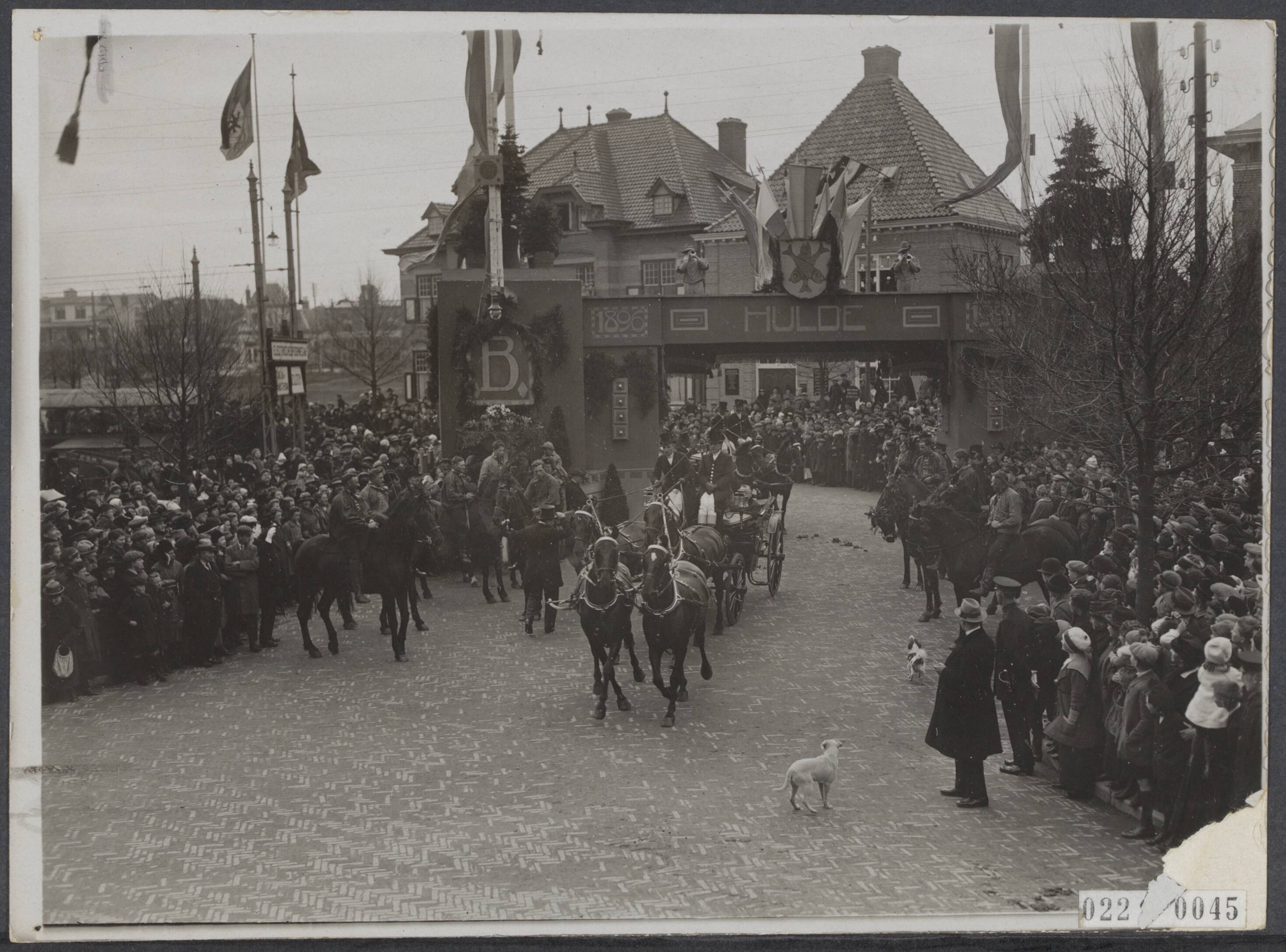Fotocollectie Elsevier Binnenland — Zilveren burgemeestersjubileum van de heer J. Beekman, burgemeester van Zandvoort — Foto: N.V. Vereenigde Fotobureaux. Licentie: Set B: Rechtenvrij / Publiek Domein. Bron: Nationaal Archief. http://hdl.handle.net/10648/add0ecc8-d0b4-102d-bcf8-003048976d84