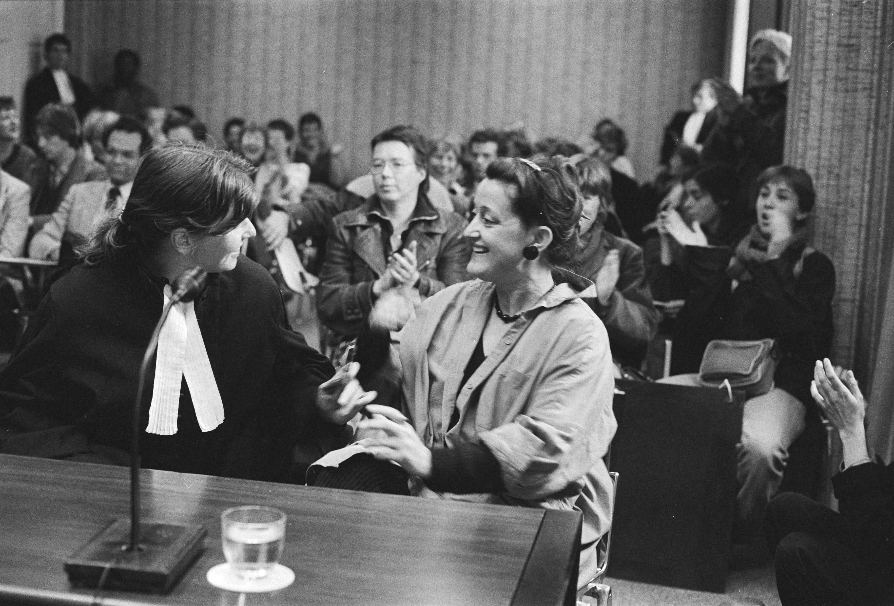 Fotocollectie Anefo — Amsterdam, uitspraak kort geding mevrouw Albine Grumbock tegen haar buurman en tevens adj.-dir. Soc. dienst in Edam blijde gezichten bij Grumbock en advocate Van Diem / — Foto: Bogaerts, Rob / Anefo. Licentie: Set B: Rechtenvrij / Publiek Domein. Bron: Nationaal Archief. http://hdl.handle.net/10648/ad389a54-d0b4-102d-bcf8-003048976d84