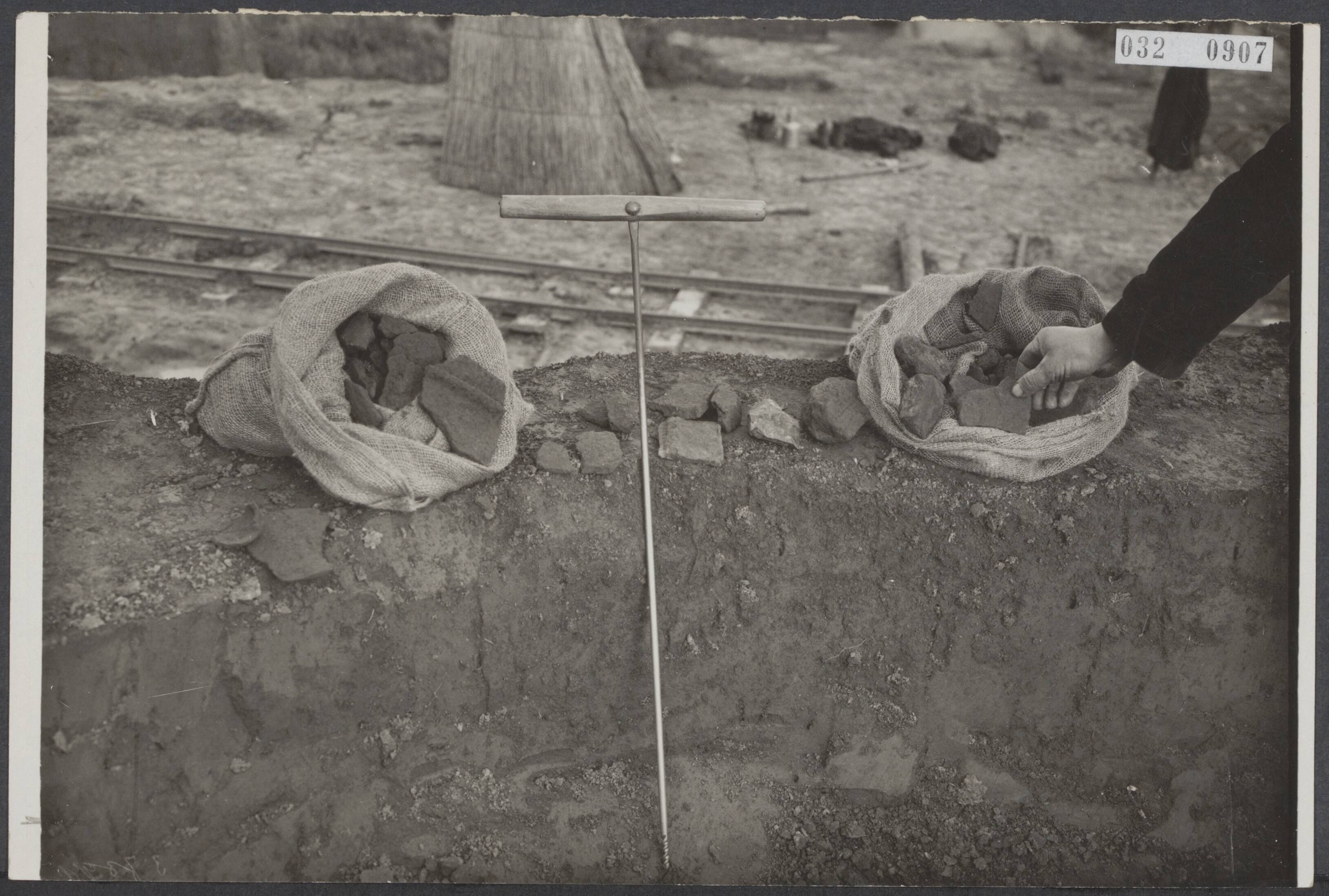 Fotocollectie Elsevier Binnenland — Opgravingen in de Belvedèreberg te Maastricht. Op de voorgrond een proefboor — Foto: N.V. Vereenigde Fotobureaux. Licentie: Set B: Rechtenvrij / Publiek Domein. Bron: Nationaal Archief. http://hdl.handle.net/10648/ade4f27c-d0b4-102d-bcf8-003048976d84