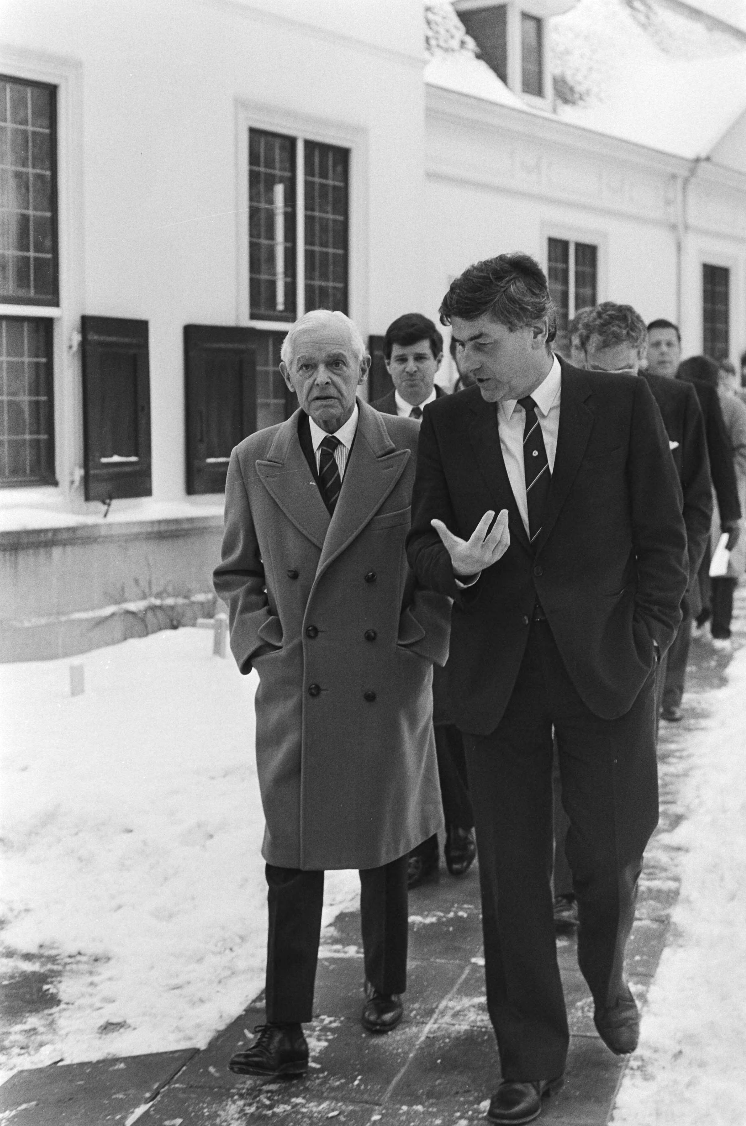 Fotocollectie Anefo — VS-diplomaat Paul Nitze heeft in Den Haag verslag uitgebracht van de besprekingen in Geneve / negatiefsrook — Foto: Croes, Rob C. / Anefo. Licentie: Set B: Rechtenvrij / Publiek Domein. Bron: Nationaal Archief. http://hdl.handle.net/10648/ad41a5ea-d0b4-102d-bcf8-003048976d84