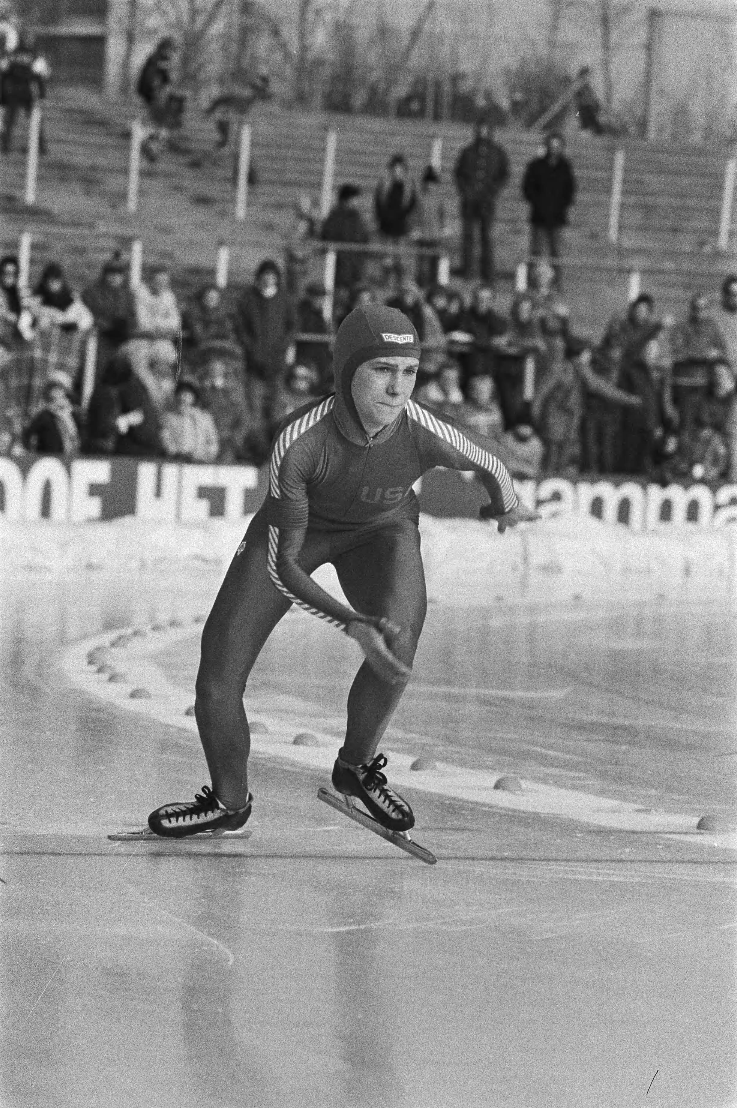 Fotocollectie Anefo — Wereldkampioenschappen schaatsen dames allround in Den Haag. Beth Heiden (Verenigde Staten) in actie. — Foto: Suyk, Koen / Anefo. Licentie: Set B: Rechtenvrij / Publiek Domein. Bron: Nationaal Archief. http://hdl.handle.net/10648/acc3bcca-d0b4-102d-bcf8-003048976d84