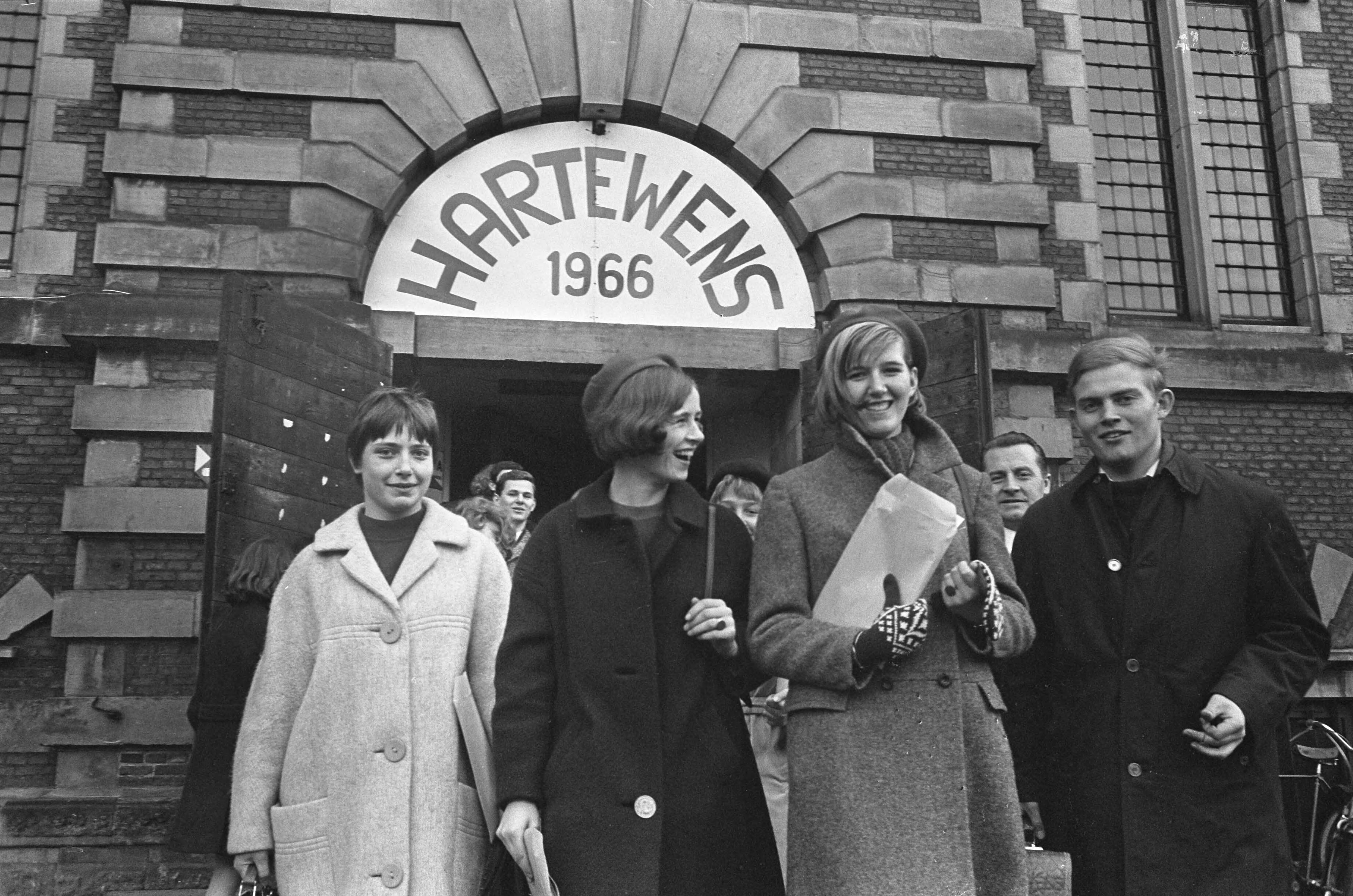 Fotocollectie Anefo — Hartewens-festival 1966, de eerste komen in Haarlem aan — Foto: Koch, Eric / Anefo. Licentie: Set B: Rechtenvrij / Publiek Domein. Bron: Nationaal Archief. http://hdl.handle.net/10648/ab09bca4-d0b4-102d-bcf8-003048976d84