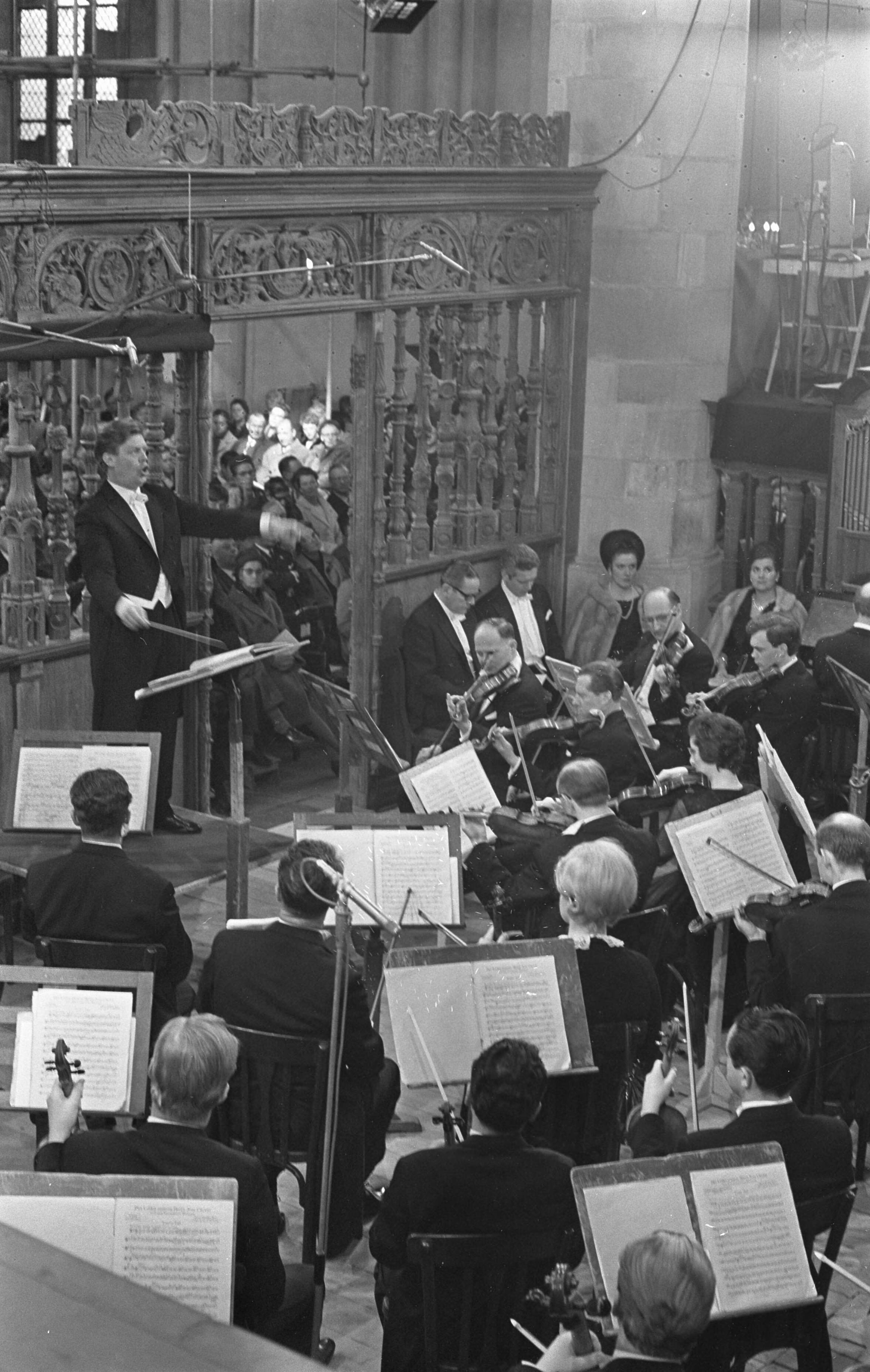 Fotocollectie Anefo — Uitvoering Mattheus Passion in Grote Kerk in Naarden — Foto: Nijs, Jac. de / Anefo. Licentie: Set B: Rechtenvrij / Publiek Domein. Bron: Nationaal Archief. http://hdl.handle.net/10648/ab3cce32-d0b4-102d-bcf8-003048976d84