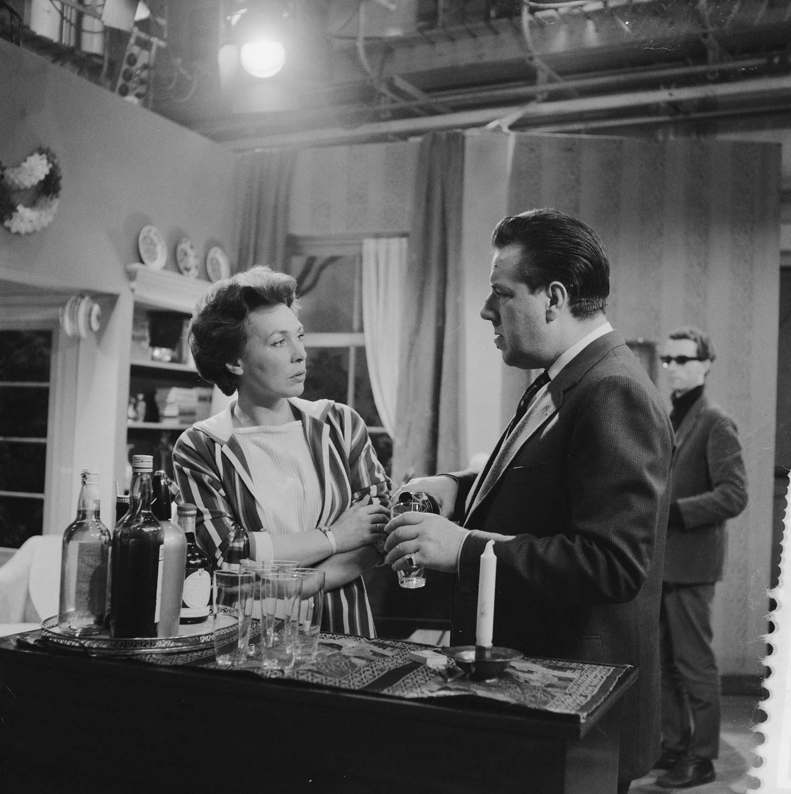 Fotocollectie Anefo — VARA televisieserie "Bijna Twintig". Eenakter "Toen ik bijna twintig was¨van J.G. Toonder. Teddy Schaank (moeder) en Ko van Dijk — Foto: Lindeboom, Henk / Anefo. Licentie: Set B: Rechtenvrij / Publiek Domein. Bron: Nationaal Archief. http://hdl.handle.net/10648/a9cca0a4-d0b4-102d-bcf8-003048976d84