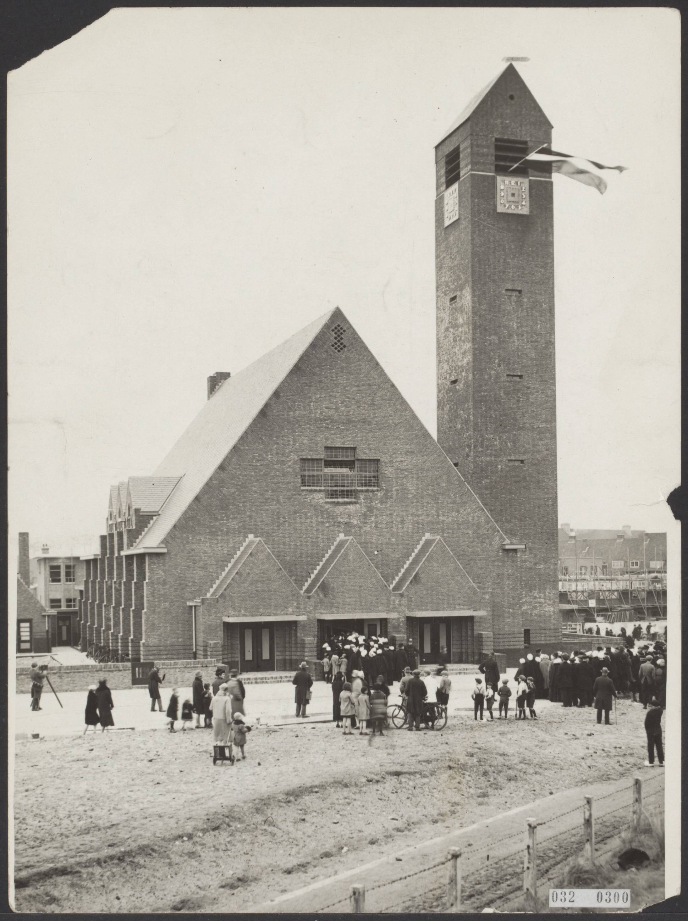 Fotocollectie Elsevier Binnenland — Opening van de Julianakerk te Scheveningen — Foto: N.V. Vereenigde Fotobureaux. Licentie: Set B: Rechtenvrij / Publiek Domein. Bron: Nationaal Archief. http://hdl.handle.net/10648/ade40754-d0b4-102d-bcf8-003048976d84