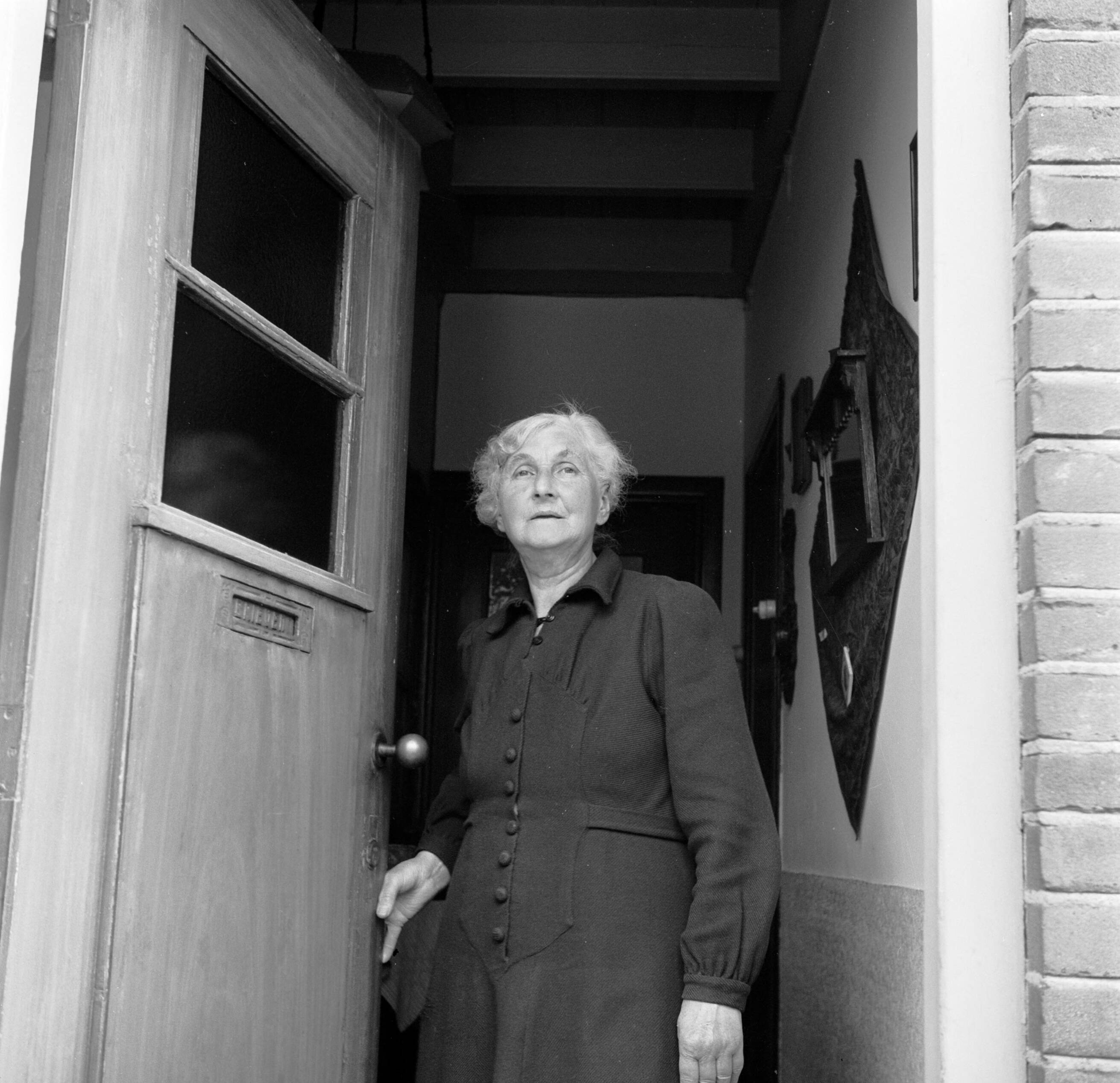 Fotocollectie Van de Poll — Moeder De Jong in de deuropening van hun woning in Huizum (nu deel van Leeuwarden) — Foto: Poll, Willem van de. Licentie: Set B: Rechtenvrij / Publiek Domein. Bron: Nationaal Archief. http://hdl.handle.net/10648/aeccca16-d0b4-102d-bcf8-003048976d84
