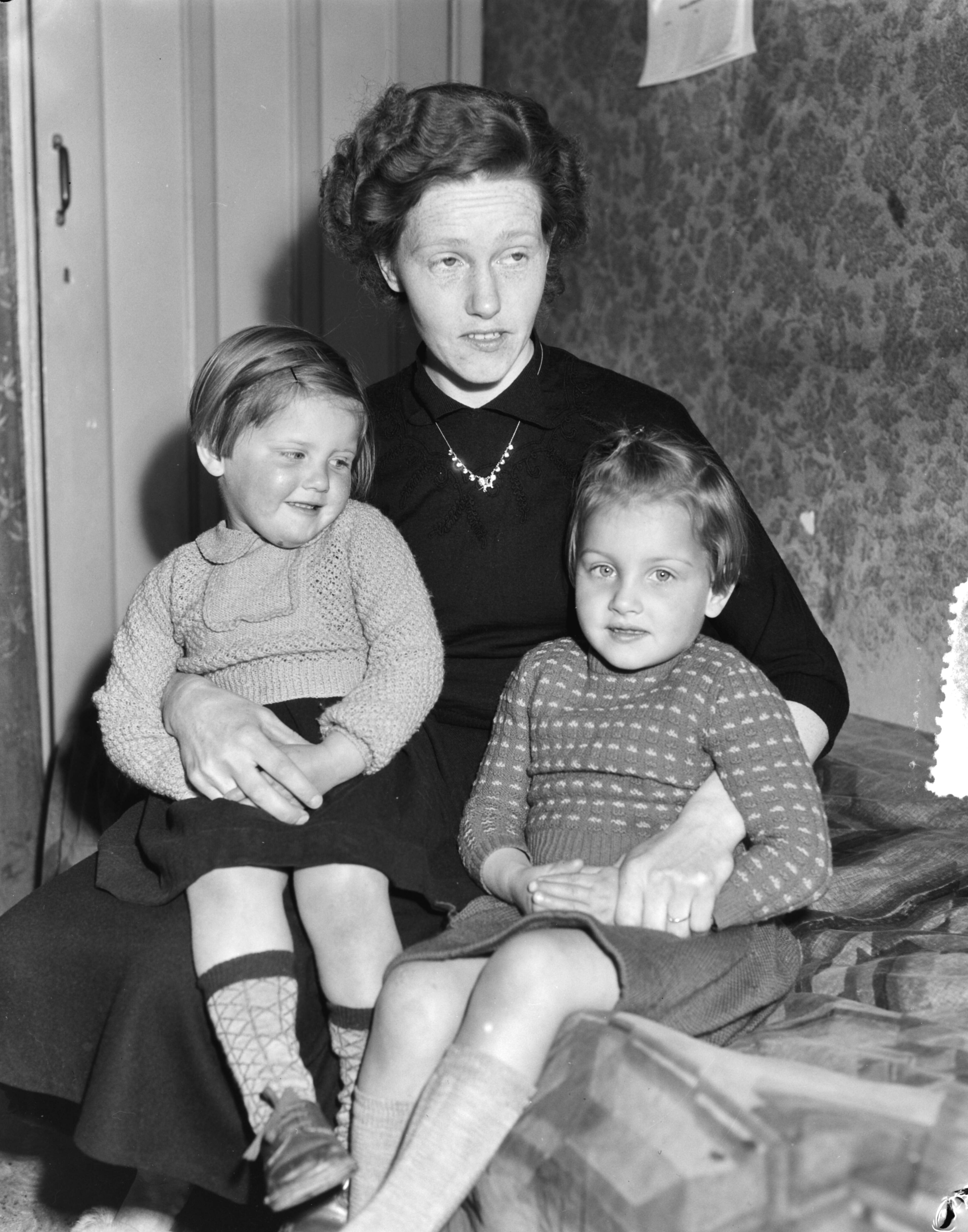 Fotocollectie Anefo — Vrouw en dochters Beppie (links) en Anneke (rechts) van krijgsgevangene Aad Biever in Den Haag — Foto: Duinen, G.W. van / Anefo. Licentie: Set B: Rechtenvrij / Publiek Domein. Bron: Nationaal Archief. http://hdl.handle.net/10648/a90ac876-d0b4-102d-bcf8-003048976d84