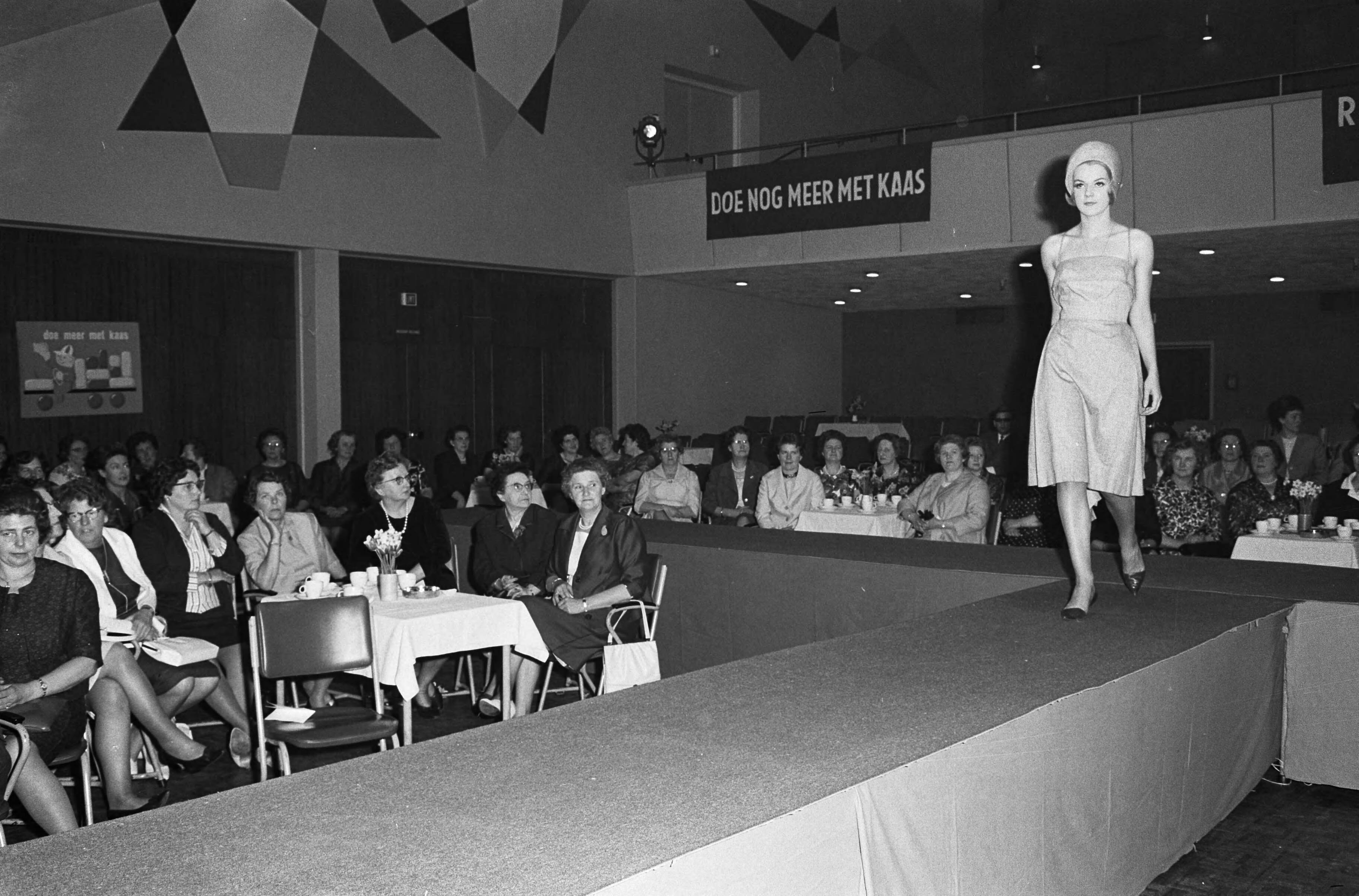 Fotocollectie Anefo — [Opdracht Nederlandse Vereniging van Kaasexporteurs , Zwarteweg 25 Den Haag ] Modeshow — Foto: Broers, F.N. / Anefo. Licentie: Set B: Rechtenvrij / Publiek Domein. Bron: Nationaal Archief. http://hdl.handle.net/10648/aa34352a-d0b4-102d-bcf8-003048976d84