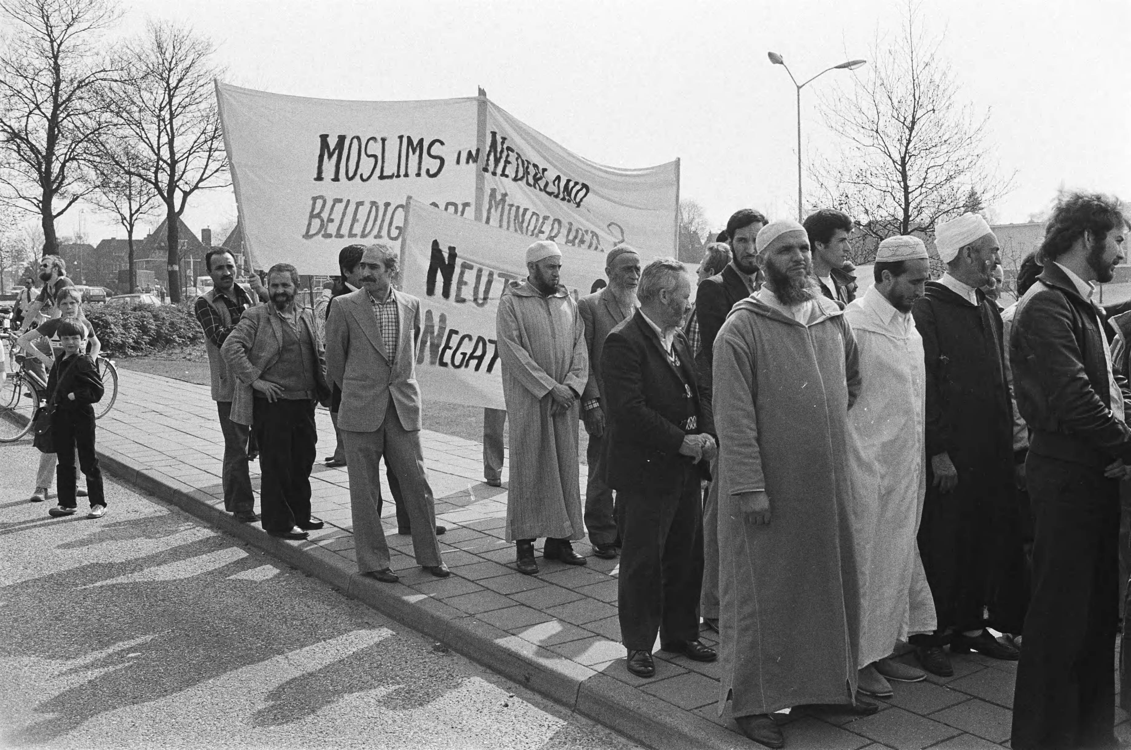 Fotocollectie Anefo — Moslims demonstreren voor het gebouw van de NOS tegen eventueel uitzenden van de film "De dood van een Prinses" — Foto: Suyk, Koen / Anefo. Licentie: Set B: Rechtenvrij / Publiek Domein. Bron: Nationaal Archief. http://hdl.handle.net/10648/acde1994-d0b4-102d-bcf8-003048976d84