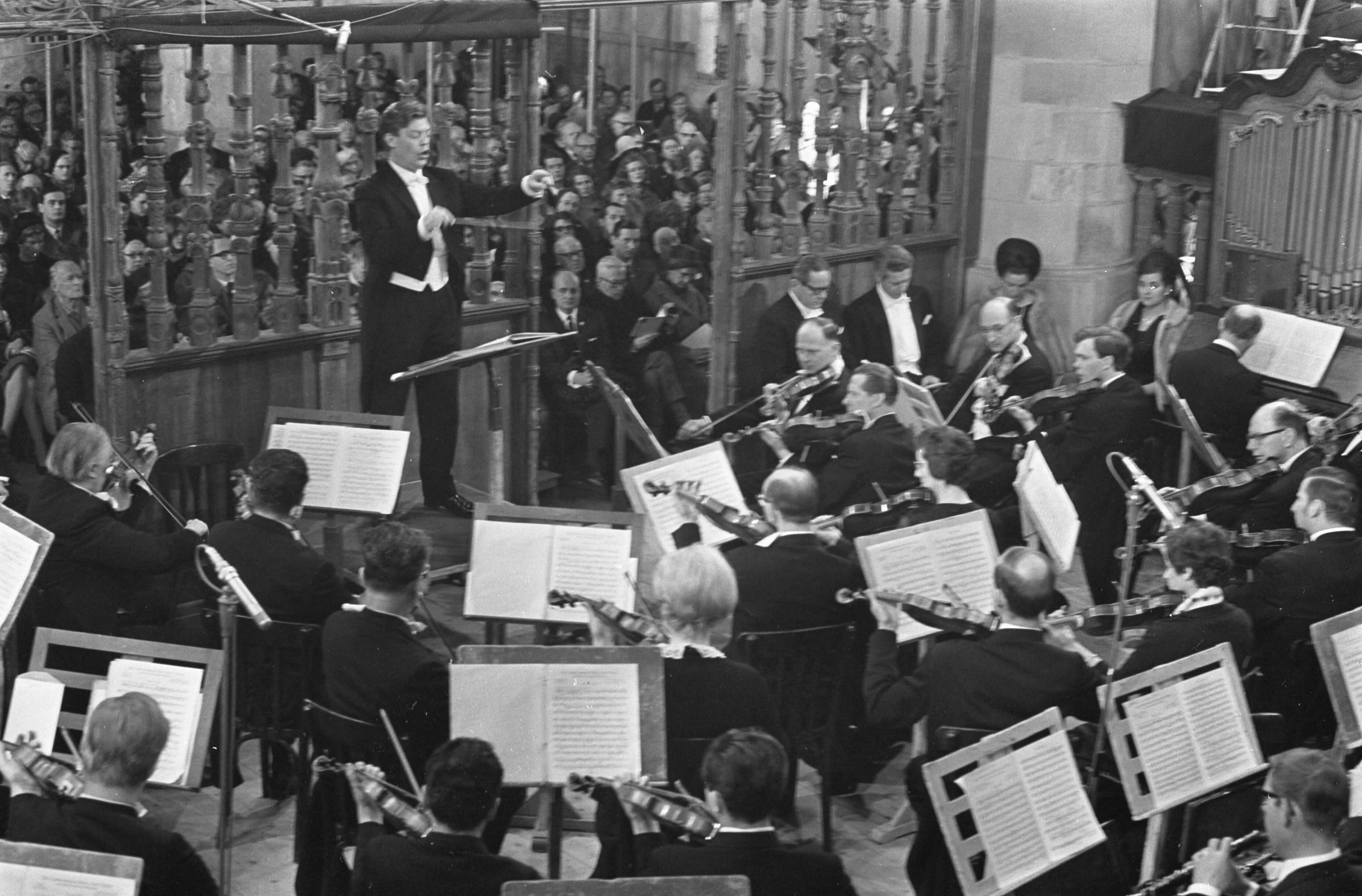 Fotocollectie Anefo — Uitvoering Mattheus Passion in Grote Kerk in Naarden — Foto: Nijs, Jac. de / Anefo. Licentie: Set B: Rechtenvrij / Publiek Domein. Bron: Nationaal Archief. http://hdl.handle.net/10648/ab3cc87e-d0b4-102d-bcf8-003048976d84