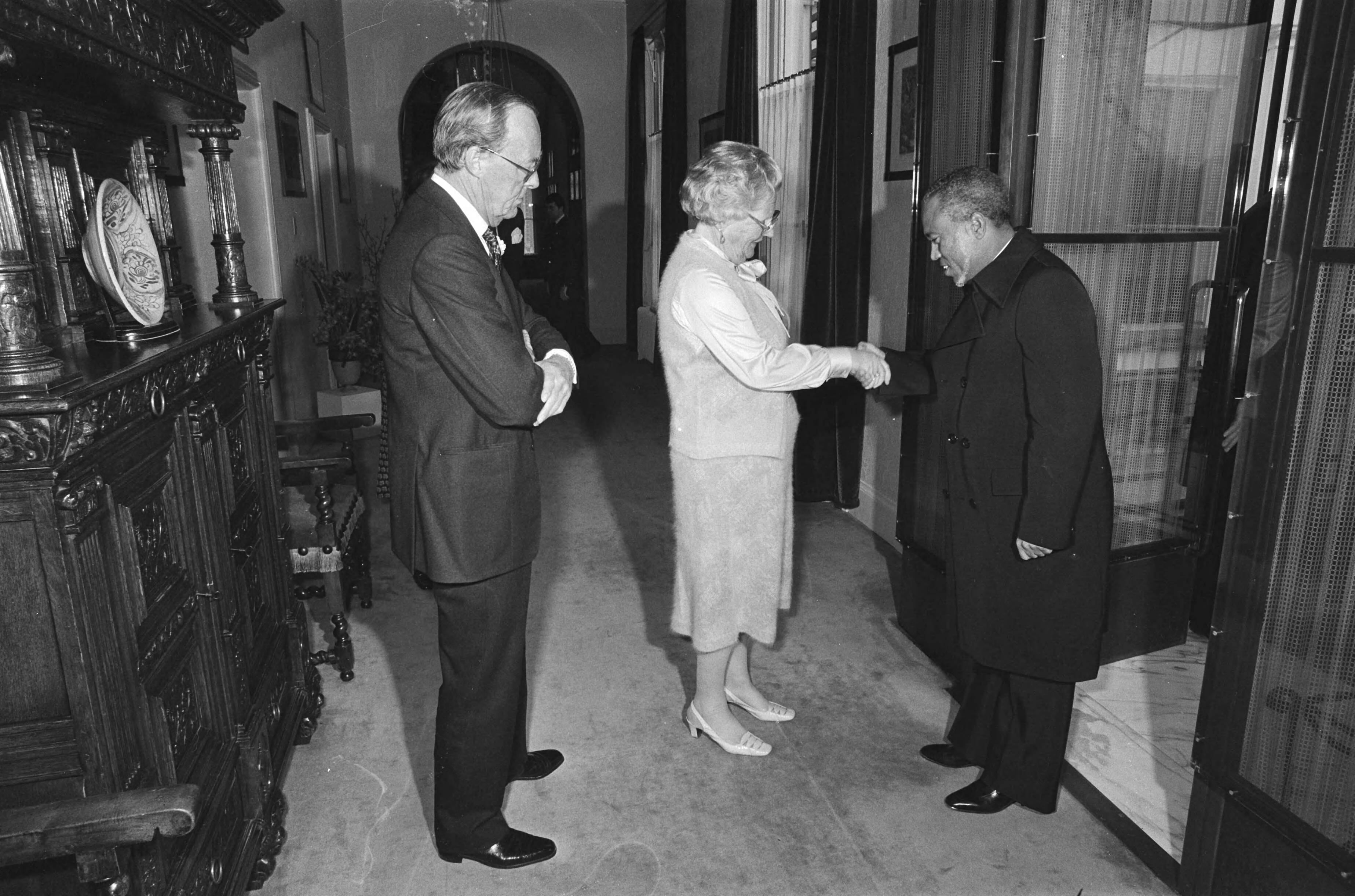 Fotocollectie Anefo — Koningin Juliana ontvangt op Paleis Soestdijk de president van Guinee-Bissau Luís de Almeida Cabral; vlnr prins Claus, prinses Beatrix, president de Almeida Cabral, prins Bernhard en de koningin — Foto: Suyk, Koen / Anefo. Licentie: Set B: Rechtenvrij / Publiek Domein. Bron: Nationaal Archief. http://hdl.handle.net/10648/acc67abe-d0b4-102d-bcf8-003048976d84