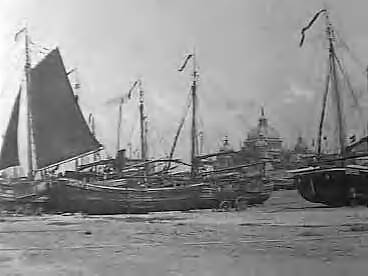 Fotocollectie Elsevier Binnenland — Bomschuiten (o.a. SCH 77 en de SCH 195) op het strand van Scheveningen voor Seinpost — Foto: Onbekend / Publiek Domein of Rechtenvrij. Licentie: Set B: Rechtenvrij / Publiek Domein. Bron: Nationaal Archief. http://hdl.handle.net/10648/addf826a-d0b4-102d-bcf8-003048976d84