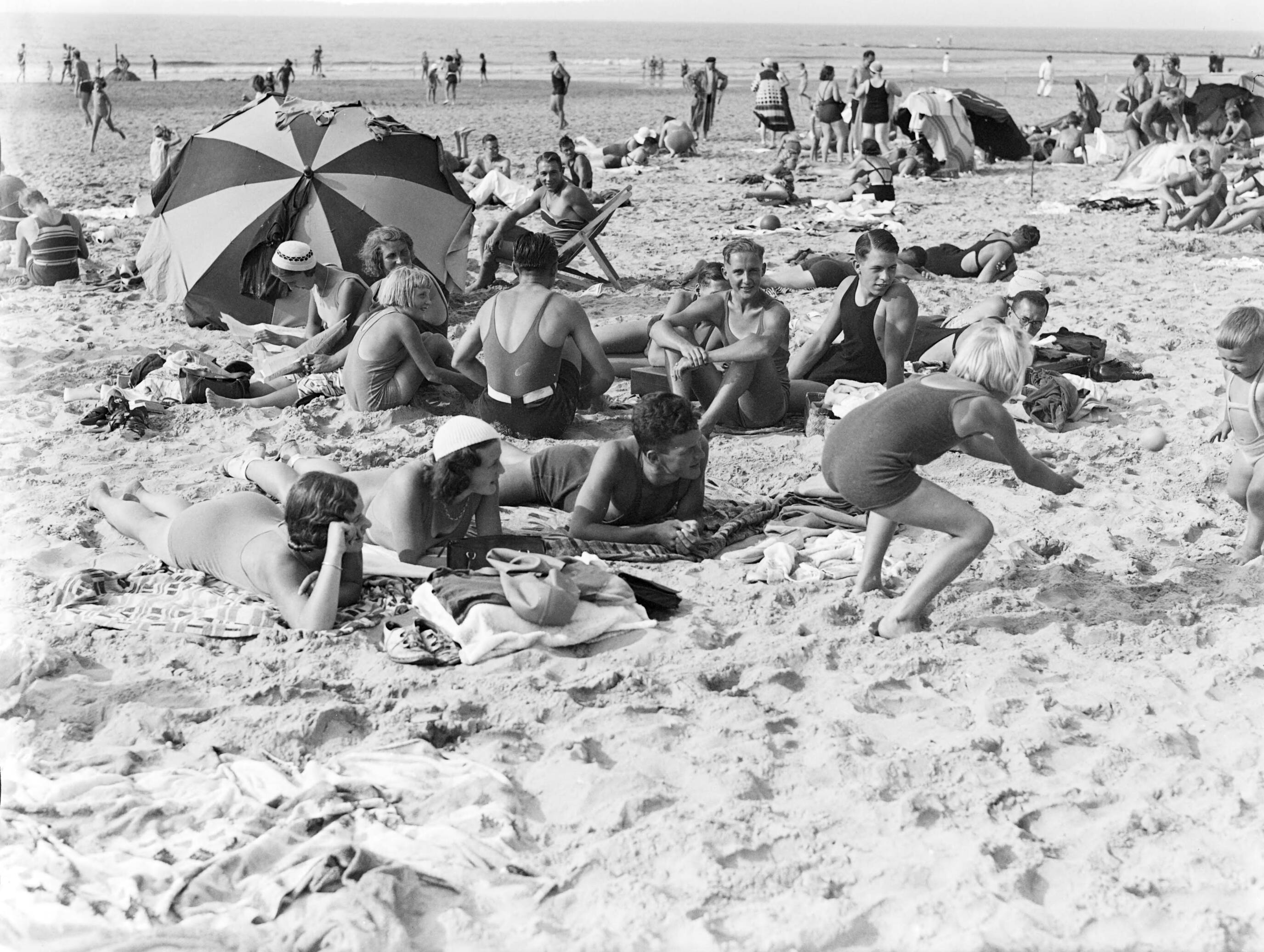 Scheveningen. — Badgasten op het strand in Scheveningen — Foto: Poll, Willem van de. Licentie: Set B: Rechtenvrij / Publiek Domein. Bron: Nationaal Archief. http://hdl.handle.net/10648/ae9ac408-d0b4-102d-bcf8-003048976d84