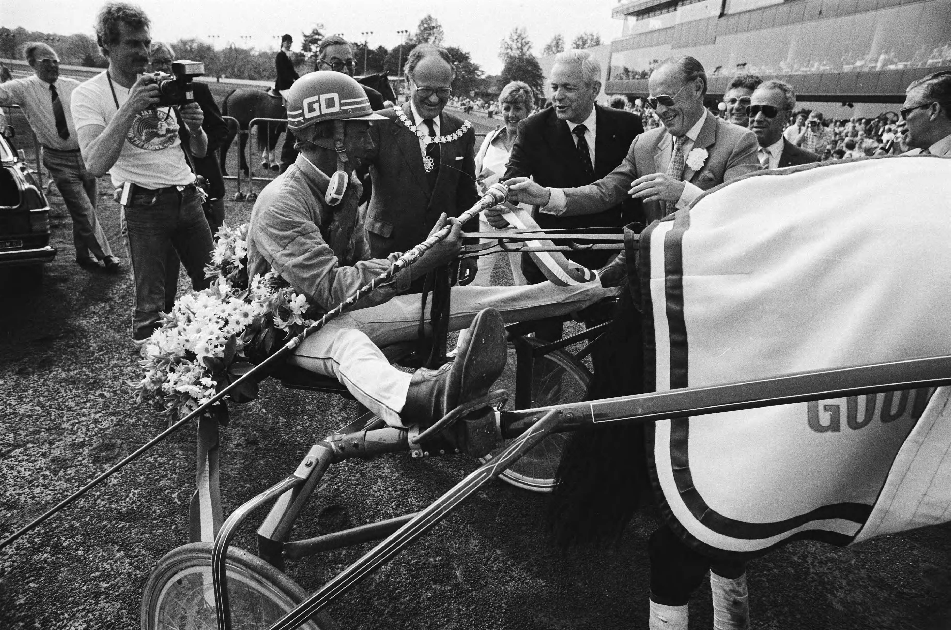 Fotocollectie Anefo — Hilversum, draverij om de Gouden Zweep ; Prins Bernhard reikt de Gouden Zweep uit aan Den Dubbelden met Perry Anjo — Foto: Croes, Rob C. / Anefo. Licentie: Set B: Rechtenvrij / Publiek Domein. Bron: Nationaal Archief. http://hdl.handle.net/10648/ad1798d6-d0b4-102d-bcf8-003048976d84