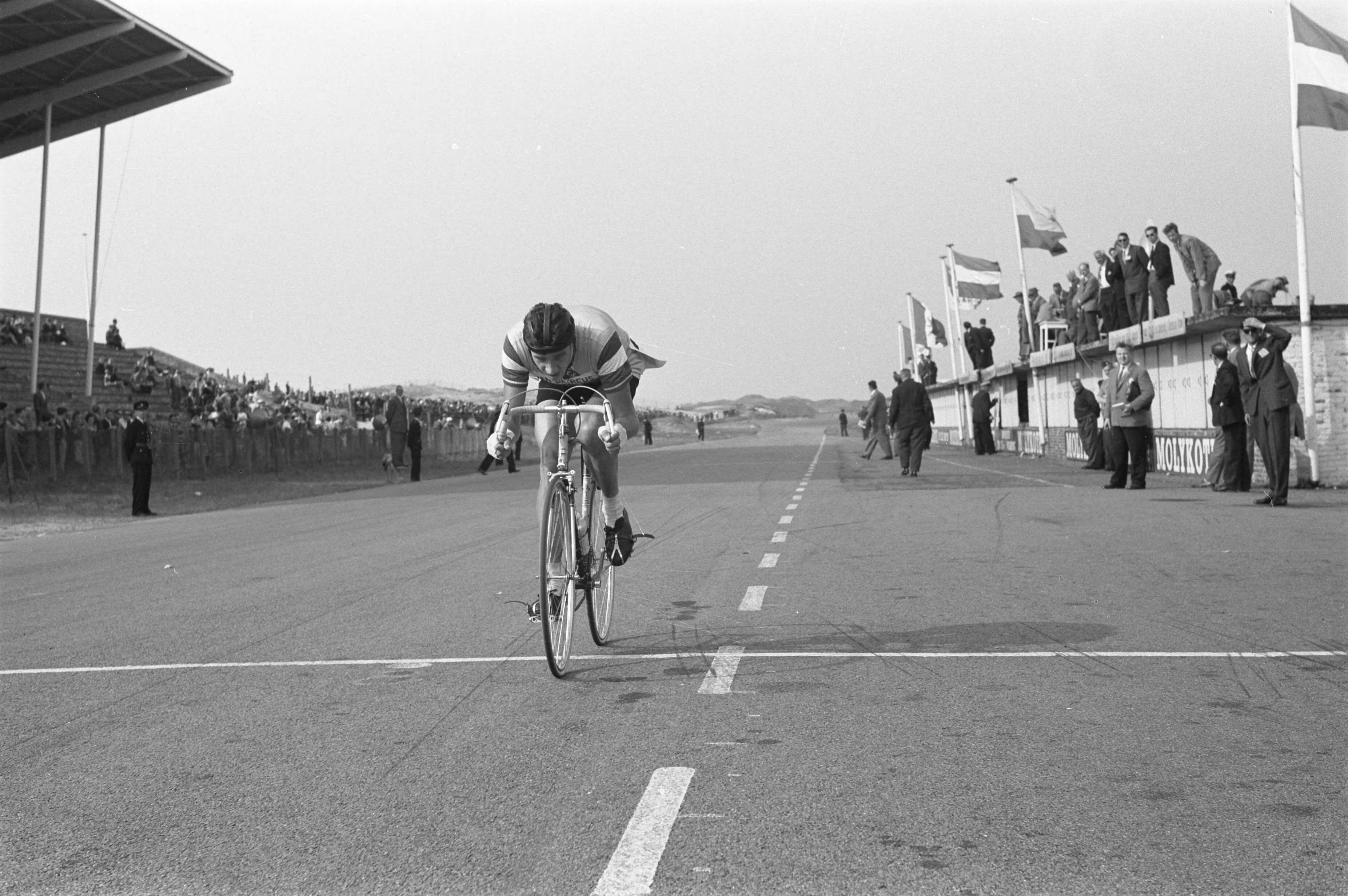Fotocollectie Anefo — Nederlands Kampioenschap wielrennen op de weg voor amateurs. Winnaar Gerard Wesseling passeert de finishlijn — Foto: Pot, Harry / Anefo. Licentie: Set B: Rechtenvrij / Publiek Domein. Bron: Nationaal Archief. http://hdl.handle.net/10648/a9d72c68-d0b4-102d-bcf8-003048976d84