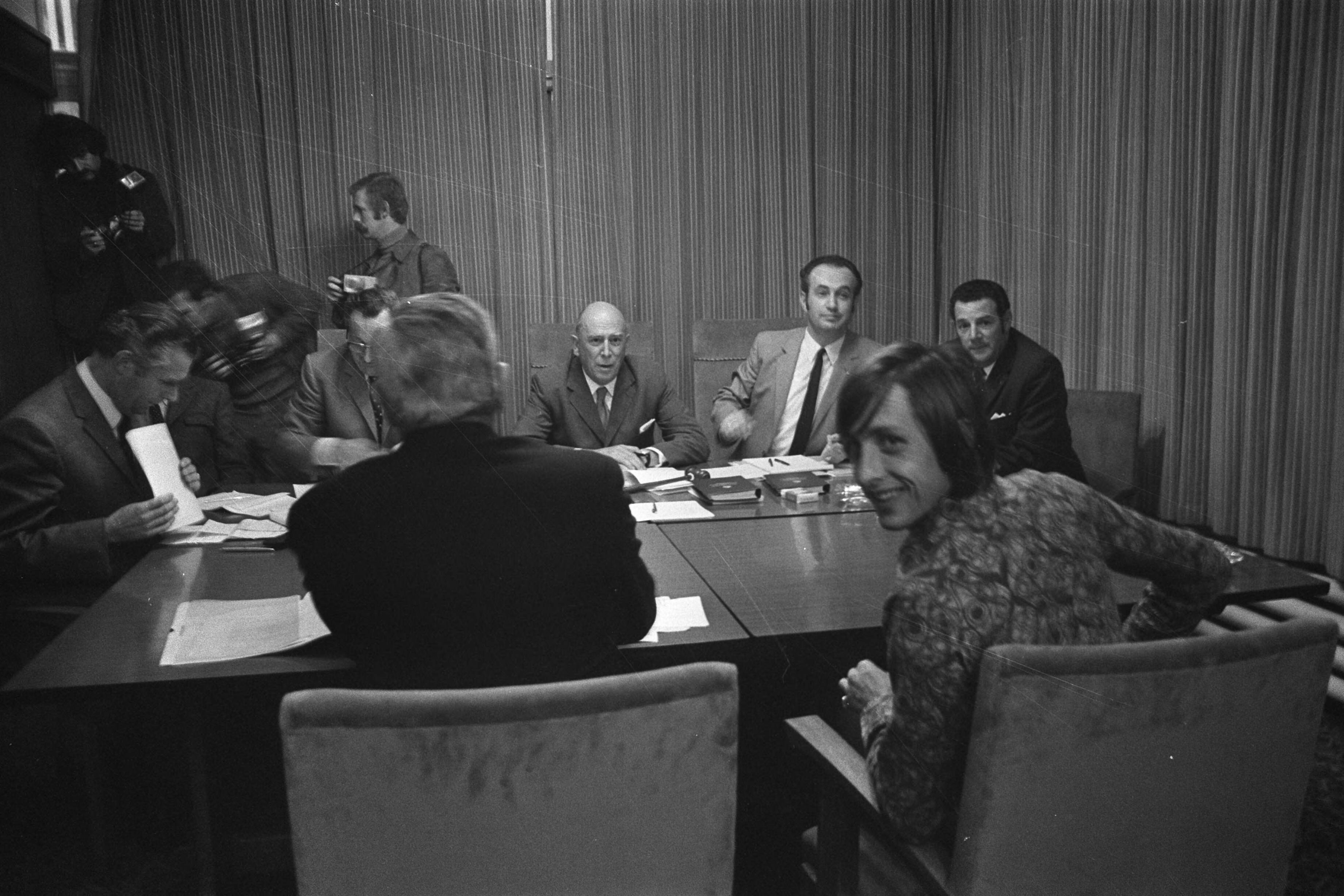 Fotocollectie Anefo — Johan Cruijff verschijnt voor strafcommissie KNVB Utrecht — Foto: Mieremet, Rob / Anefo. Licentie: Set B: Rechtenvrij / Publiek Domein. Bron: Nationaal Archief. http://hdl.handle.net/10648/abcccd98-d0b4-102d-bcf8-003048976d84
