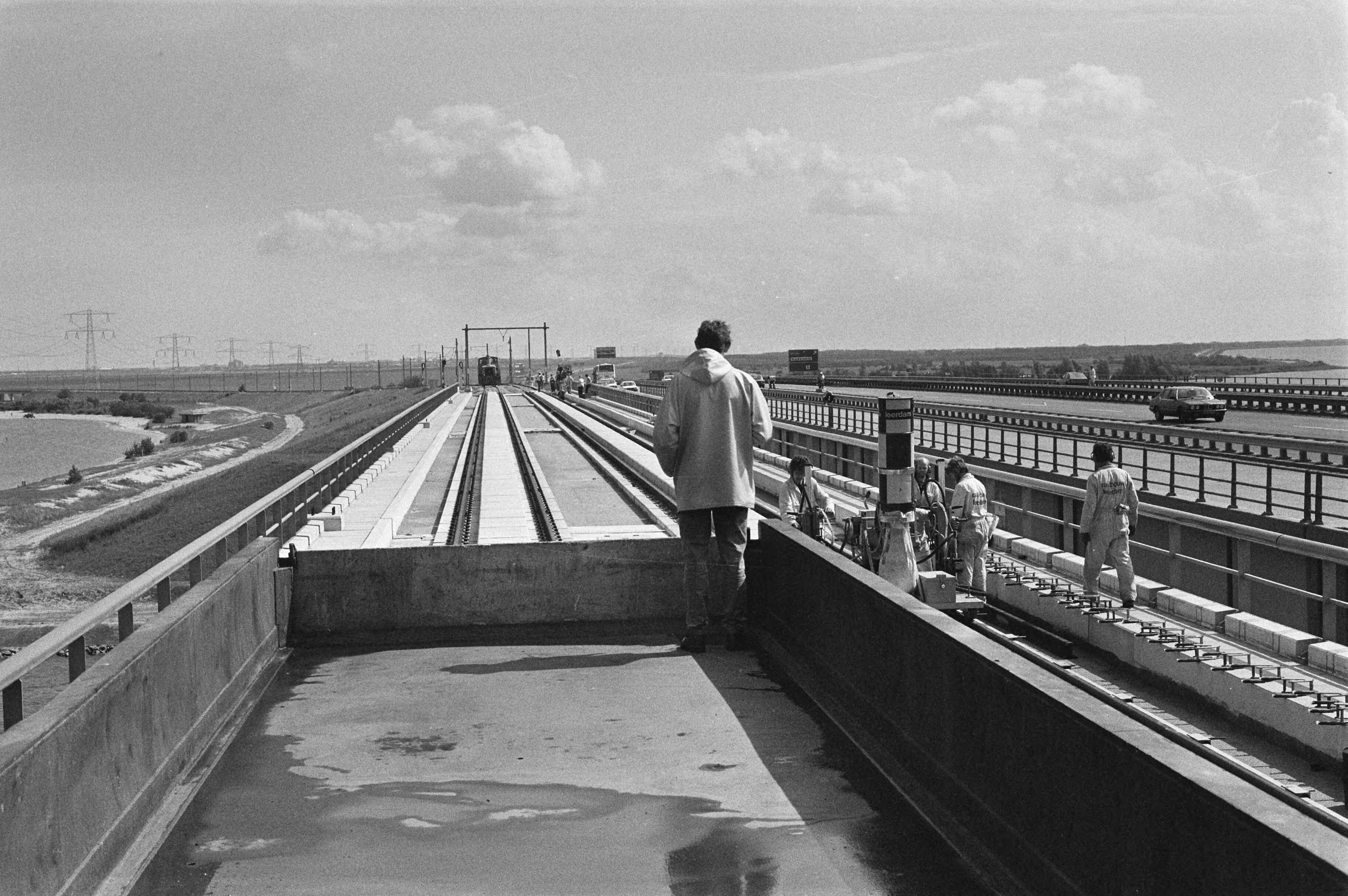 Fotocollectie Anefo — Eerste (werk)trein over Flevolijn naar Almere; gezicht op Hollandse Spoorbrug — Foto: Molendijk, Bart / Anefo. Licentie: Set B: Rechtenvrij / Publiek Domein. Bron: Nationaal Archief. http://hdl.handle.net/10648/ad544ef2-d0b4-102d-bcf8-003048976d84