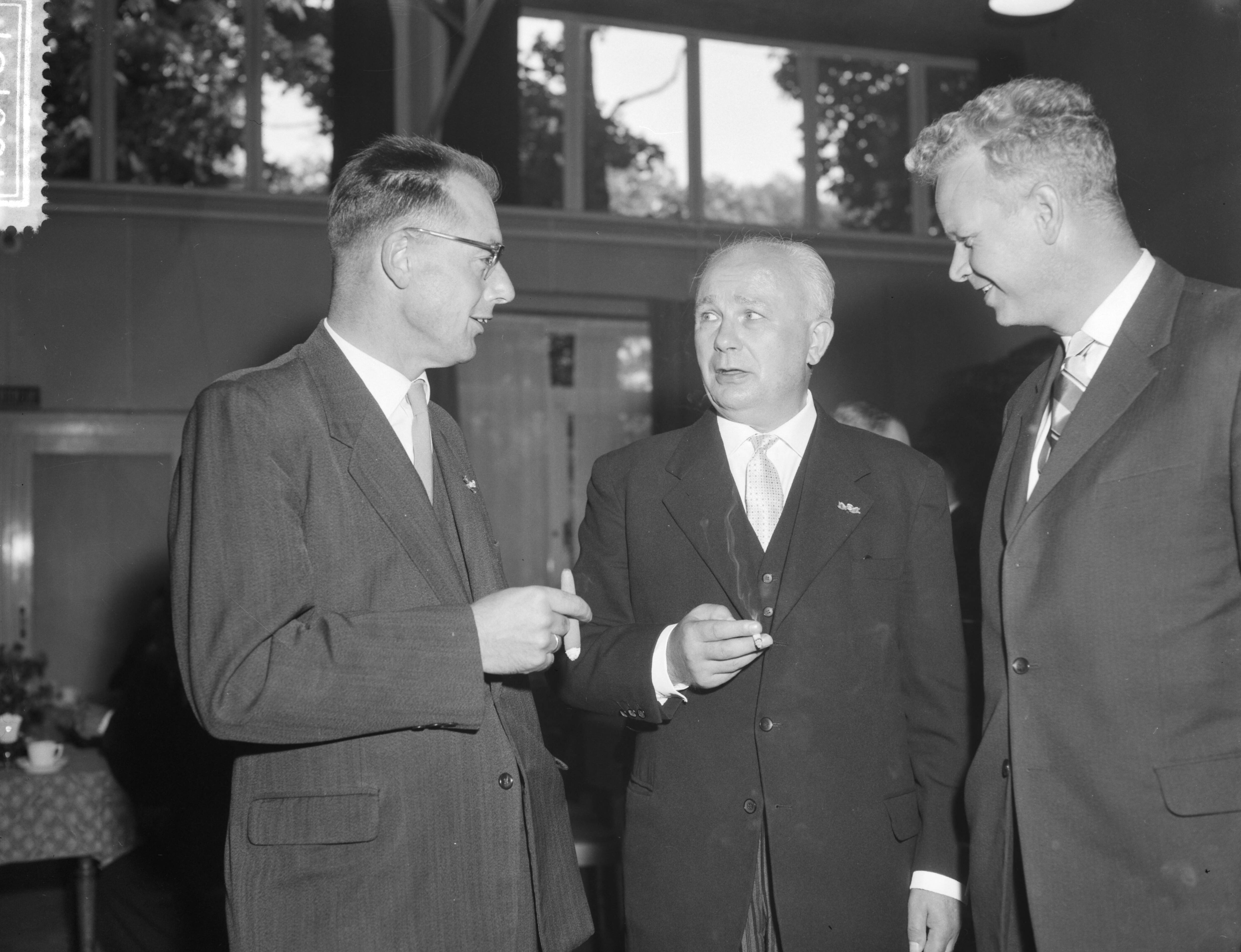 Fotocollectie Anefo — Herdenkingszitting van de KAB in Tivoli te Utrecht, v.l.n de heer Ruppert, Middelhuis en Roemers — Foto: Rossem, Wim van / Anefo. Licentie: Set B: Rechtenvrij / Publiek Domein. Bron: Nationaal Archief. http://hdl.handle.net/10648/a99db122-d0b4-102d-bcf8-003048976d84