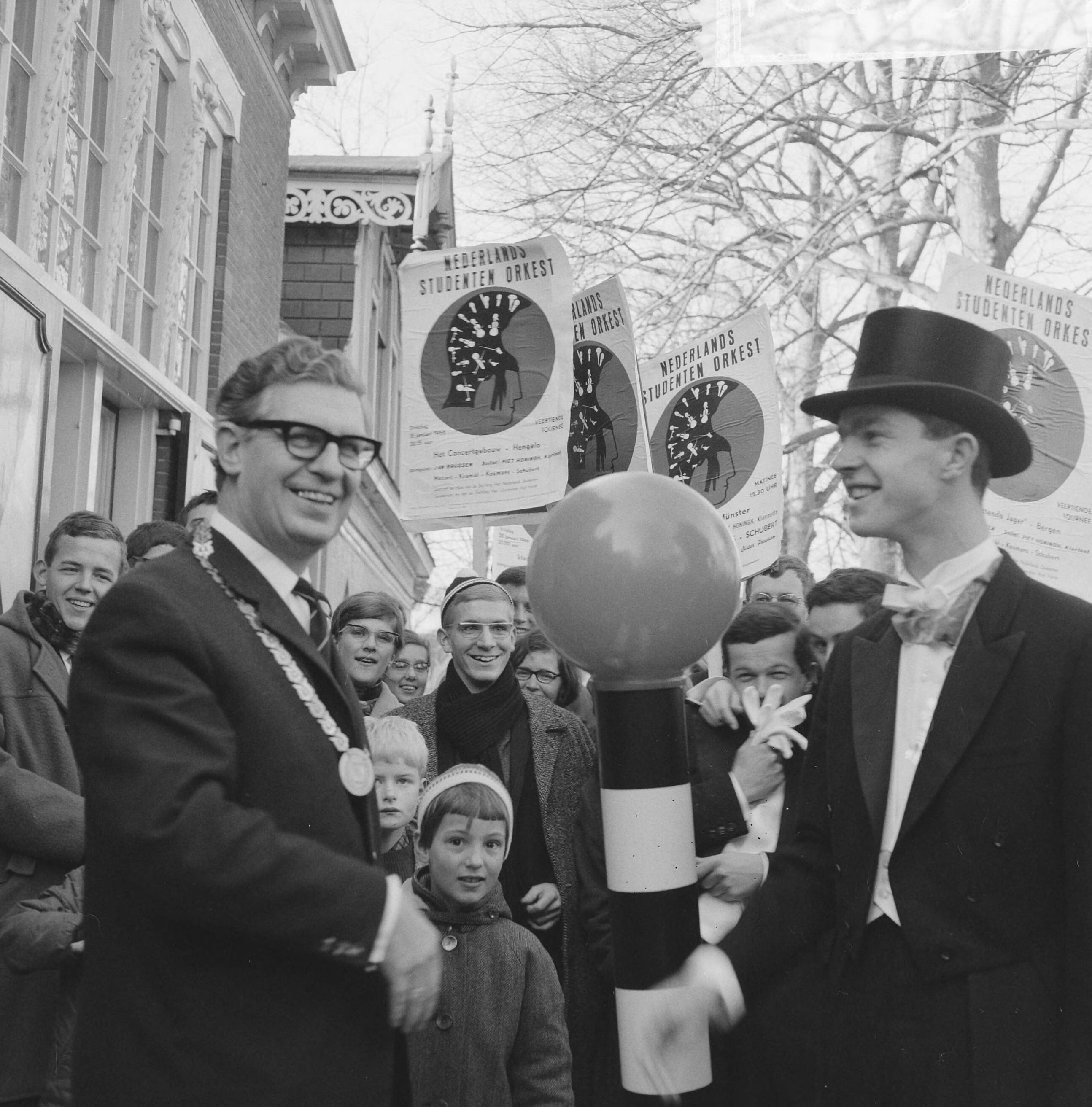 Fotocollectie Anefo — Nederlands Studenten Orkest in Bergen, Noord-Holland — Foto: Kroon, Ron / Anefo. Licentie: Set B: Rechtenvrij / Publiek Domein. Bron: Nationaal Archief. http://hdl.handle.net/10648/aad5031a-d0b4-102d-bcf8-003048976d84