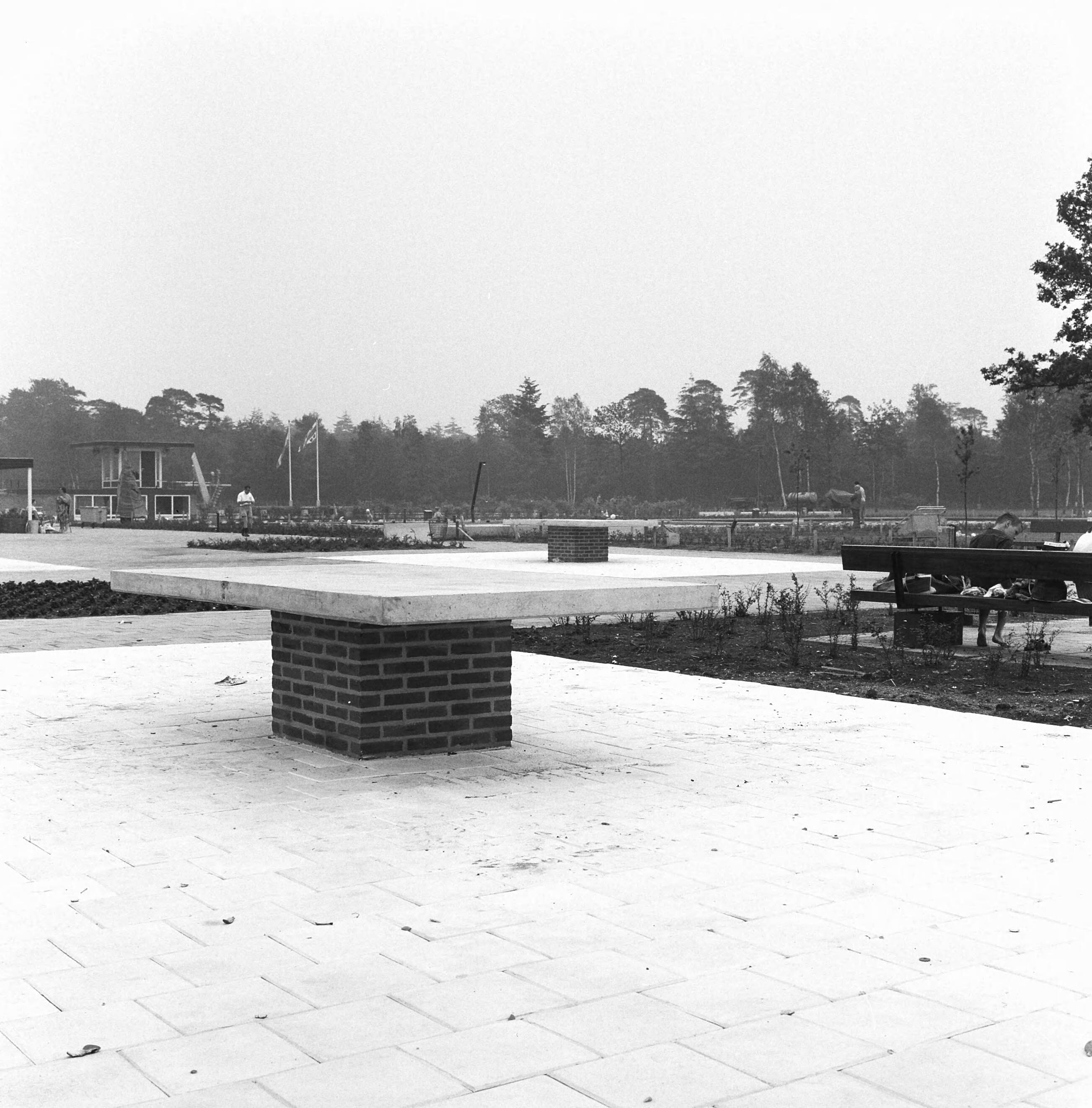 Fotocollectie Nederlandse Heidemaatschappij — Zwembad Zeist — Foto: Wüllschleger, [...] / Heidemij. Licentie: Set B: Rechtenvrij / Publiek Domein. Bron: Nationaal Archief. http://hdl.handle.net/10648/ae7a78ec-d0b4-102d-bcf8-003048976d84