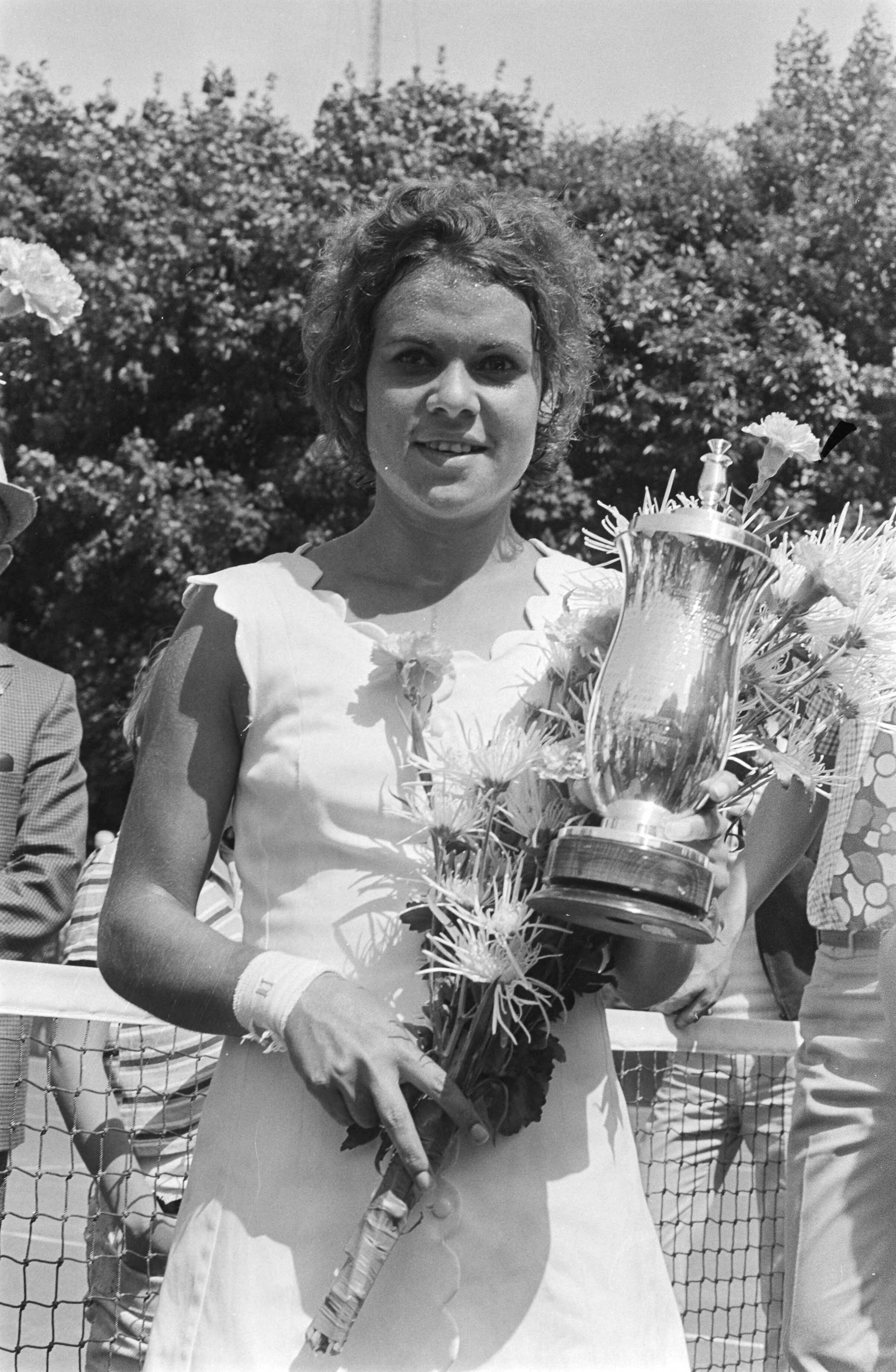 Fotocollectie Anefo — Internationale tenniskampioenschappen te Hilversum, Evonne Goolagong (winnares) met beker — Foto: Punt, W. / Anefo. Licentie: Set B: Rechtenvrij / Publiek Domein. Bron: Nationaal Archief. http://hdl.handle.net/10648/abc86f8c-d0b4-102d-bcf8-003048976d84