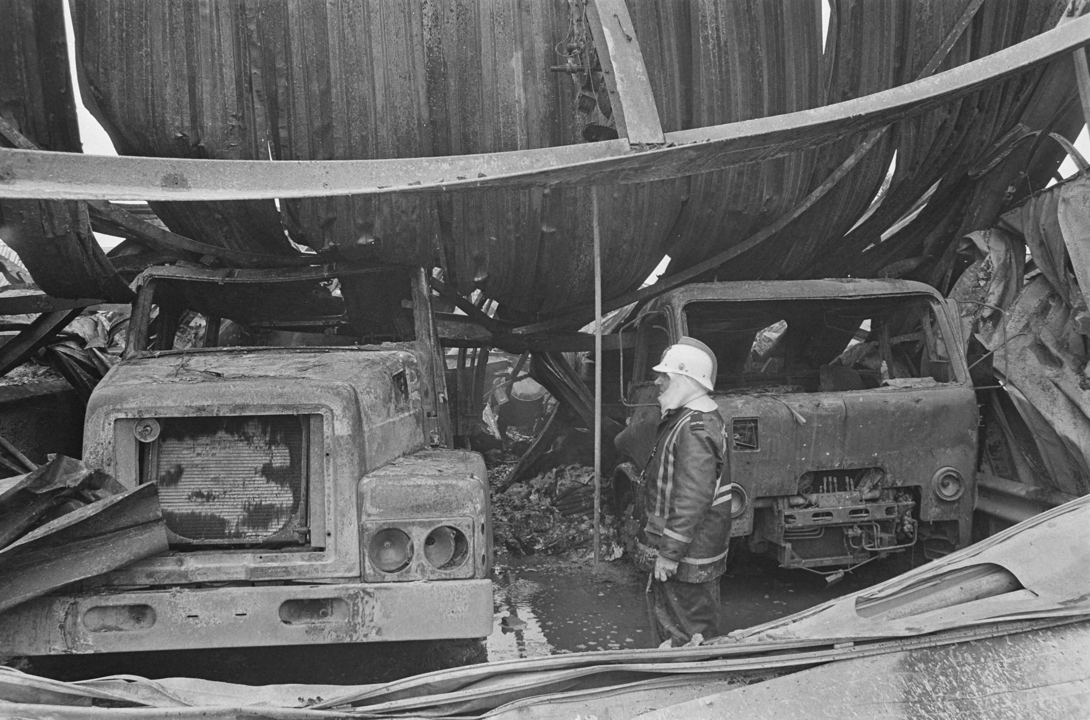 Fotocollectie Anefo — Verbrande vrachtwagens na brand in goederen-overslagbedrijf in Bodegraven — Foto: Croes, Rob C. / Anefo. Licentie: Set B: Rechtenvrij / Publiek Domein. Bron: Nationaal Archief. http://hdl.handle.net/10648/ad56c7ea-d0b4-102d-bcf8-003048976d84