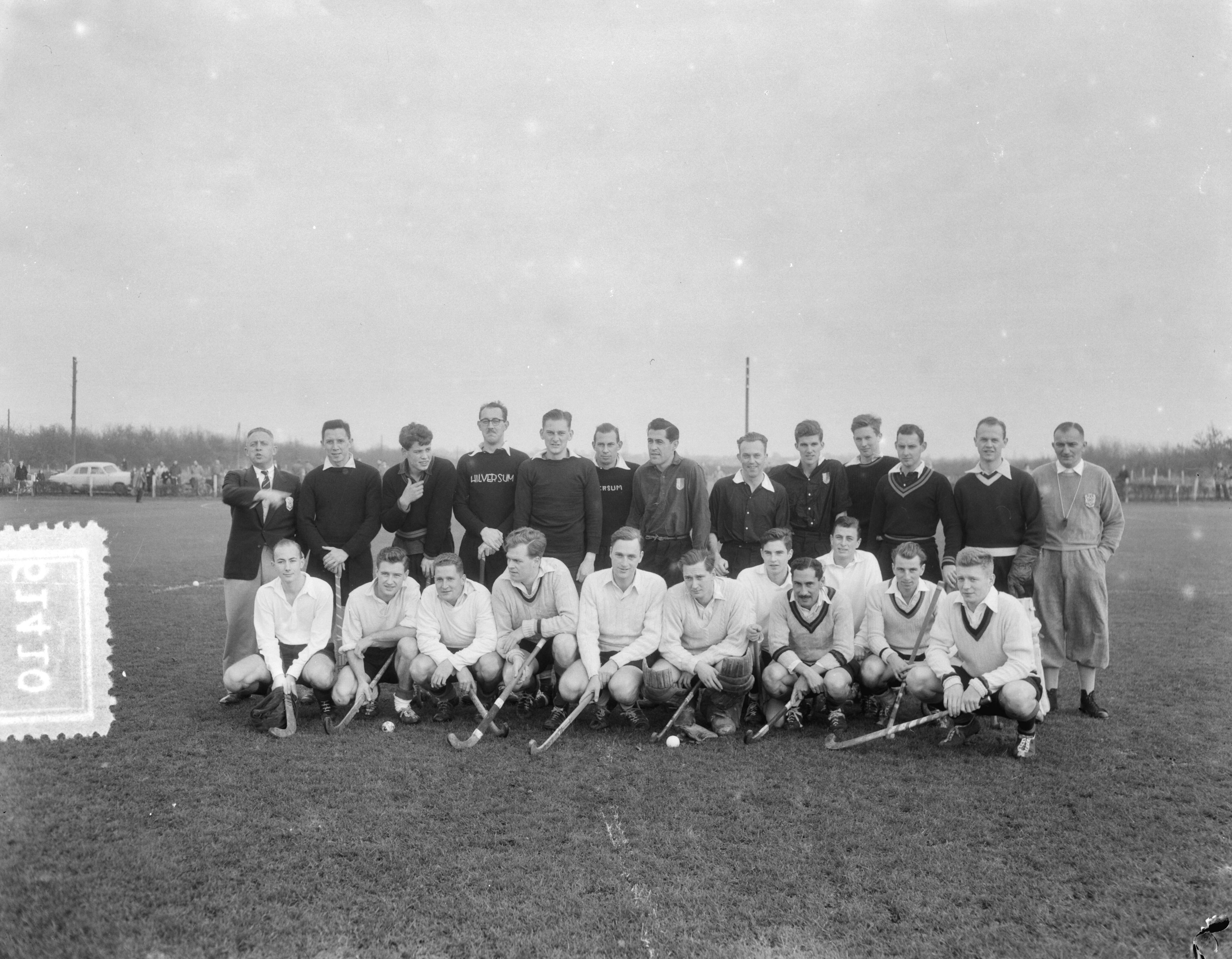 Fotocollectie Anefo — Huldiging hockeyer Dick Esser *gehurkt vierde van rechts, met snor). Laatste wedstrijd voor Amsterdam in een wedstrijd te Hilversum. Beide ploegen poseren — Foto: Duinen, G.W. van / Anefo. Licentie: Set B: Rechtenvrij / Publiek Domein. Bron: Nationaal Archief. http://hdl.handle.net/10648/a9185dec-d0b4-102d-bcf8-003048976d84