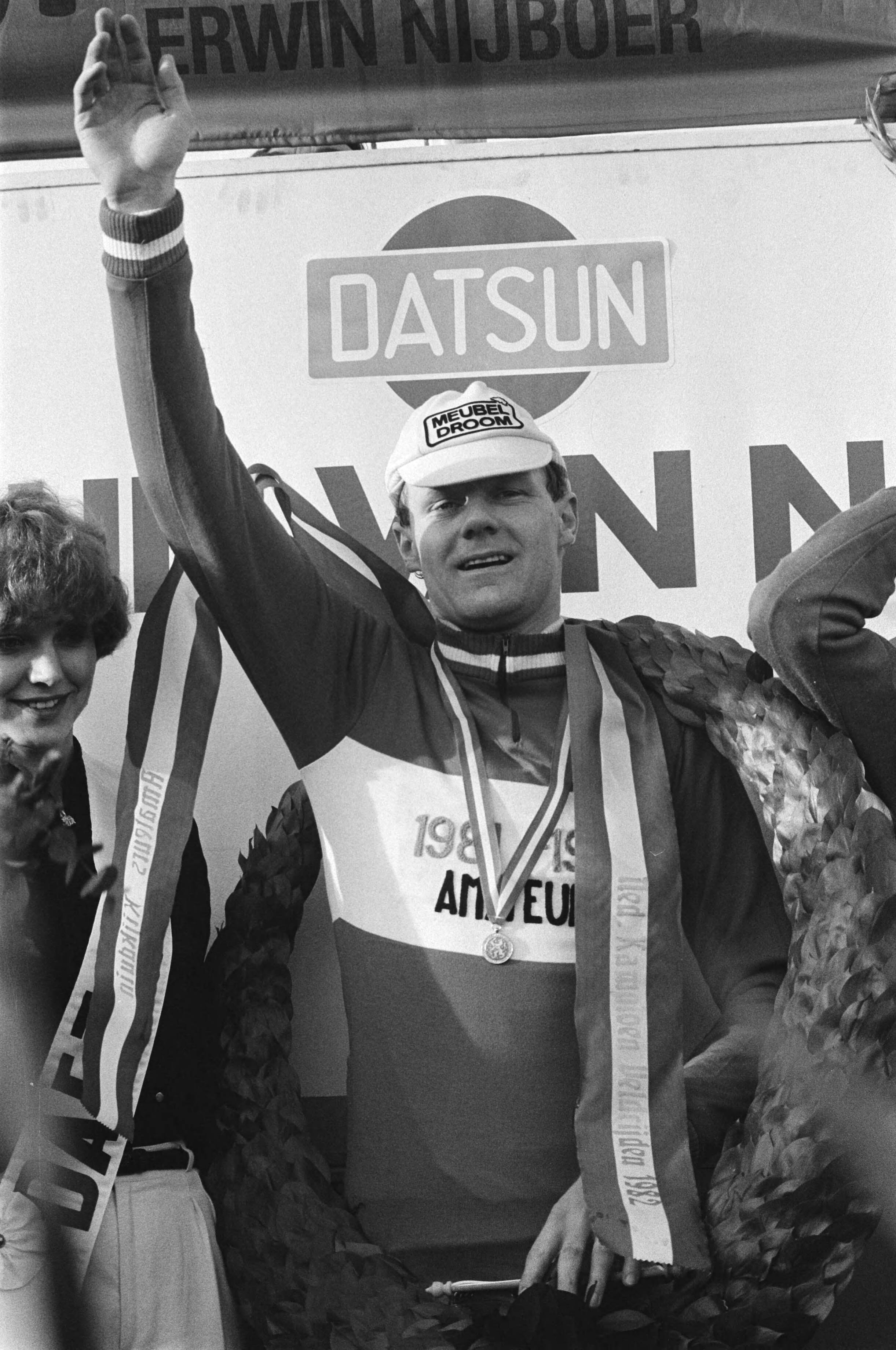 Fotocollectie Anefo — Nederlandse kampioensschap Veldrijden in Den Haag . 30.31 Snoeijink juichend met krans om — Foto: Croes, Rob C. / Anefo. Licentie: Set B: Rechtenvrij / Publiek Domein. Bron: Nationaal Archief. http://hdl.handle.net/10648/ad0e9f42-d0b4-102d-bcf8-003048976d84
