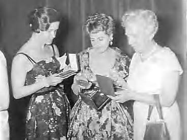 Fotocollectie Anefo — Uitreiking van de toneelprijzen 1958-1959 in de Stadsschouwburg te Haarlem, v.l.n.r. Ina van Faassen, Myra Ward en Ida Wasserman — Foto: Bilsen, Joop van / Anefo. Licentie: Set B: Rechtenvrij / Publiek Domein. Bron: Nationaal Archief. http://hdl.handle.net/10648/a9954492-d0b4-102d-bcf8-003048976d84