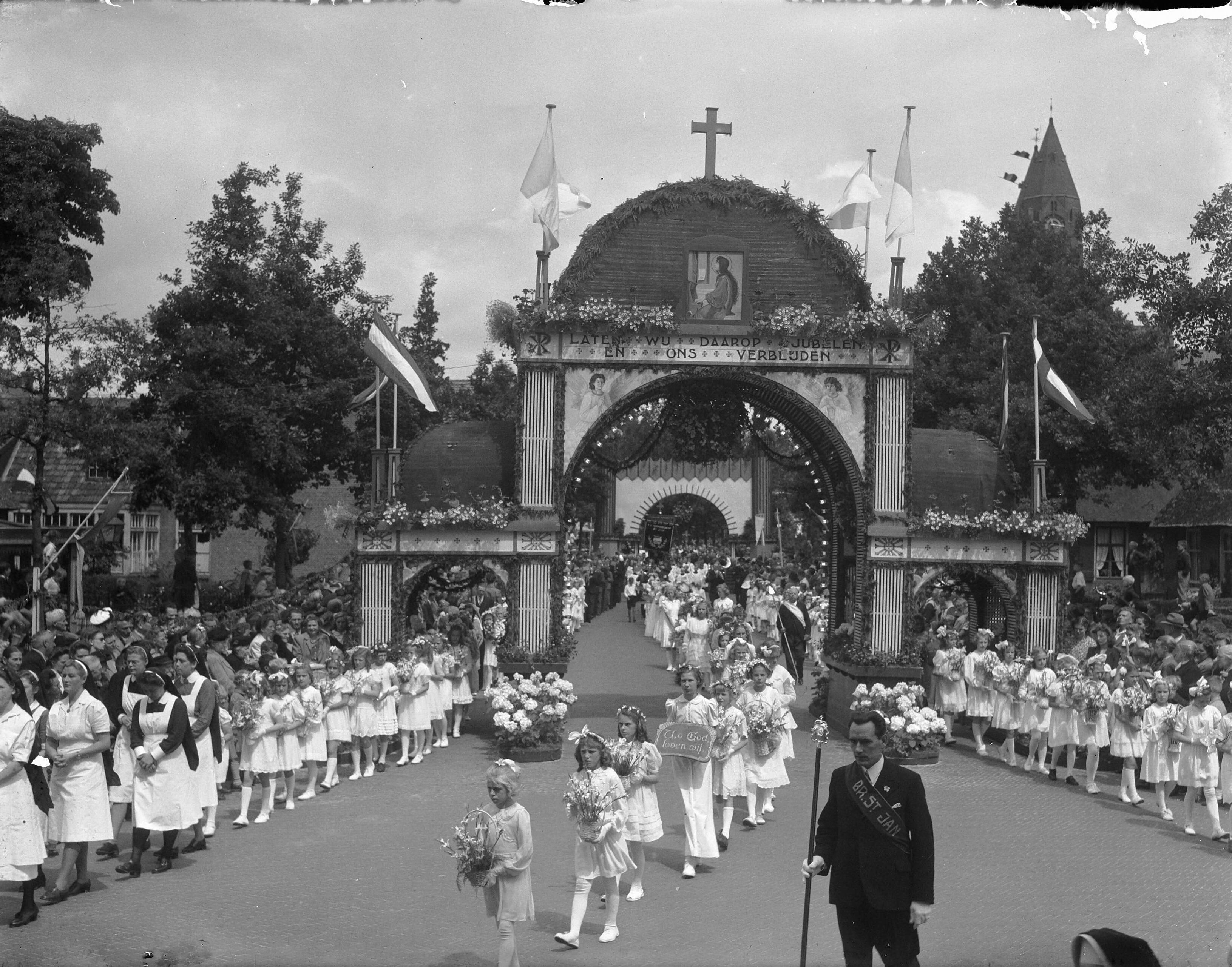 Fotocollectie Anefo — St. Jansprocessie te Laren (N.H.) — Foto: Oorschot, […] van / Anefo. Licentie: Set B: Rechtenvrij / Publiek Domein. Bron: Nationaal Archief. http://hdl.handle.net/10648/a8b87c4c-d0b4-102d-bcf8-003048976d84