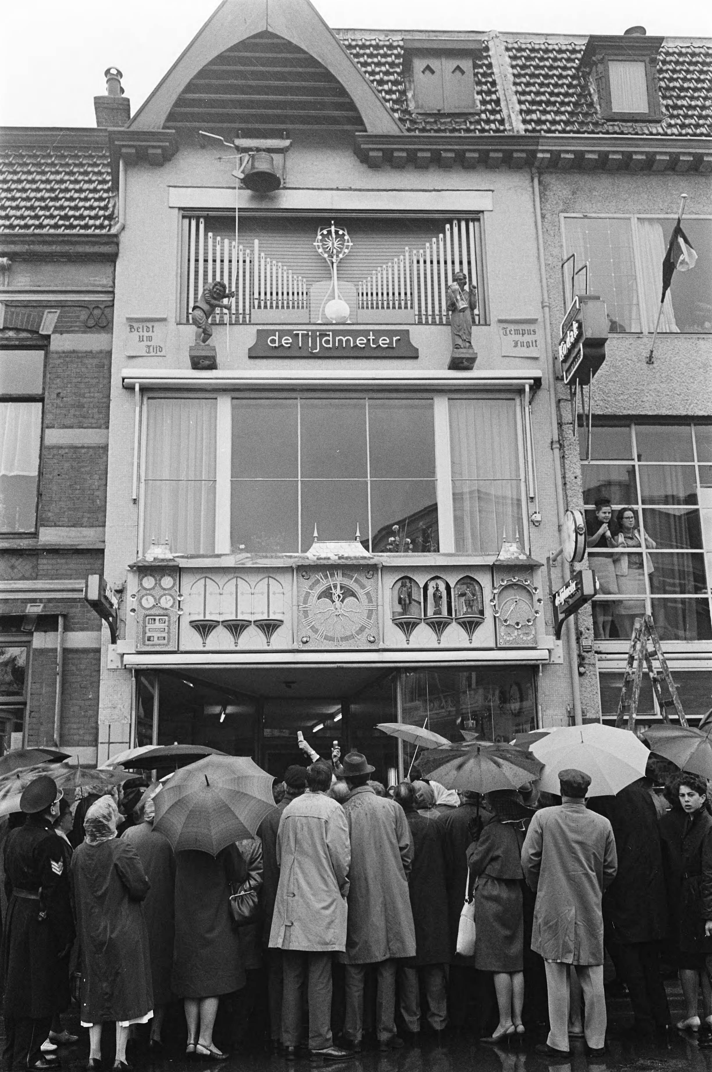 Fotocollectie Anefo — De burgemeester van Haarlem, mr. P.O.F.M. Cremers (niet zichtbaar) heeft de wereldklok in werking gesteld in de Wagenstraat 88 — Foto: Pot, Harry / Anefo (1). Licentie: Set B: Rechtenvrij / Publiek Domein. Bron: Nationaal Archief. http://hdl.handle.net/10648/aa7001ea-d0b4-102d-bcf8-003048976d84