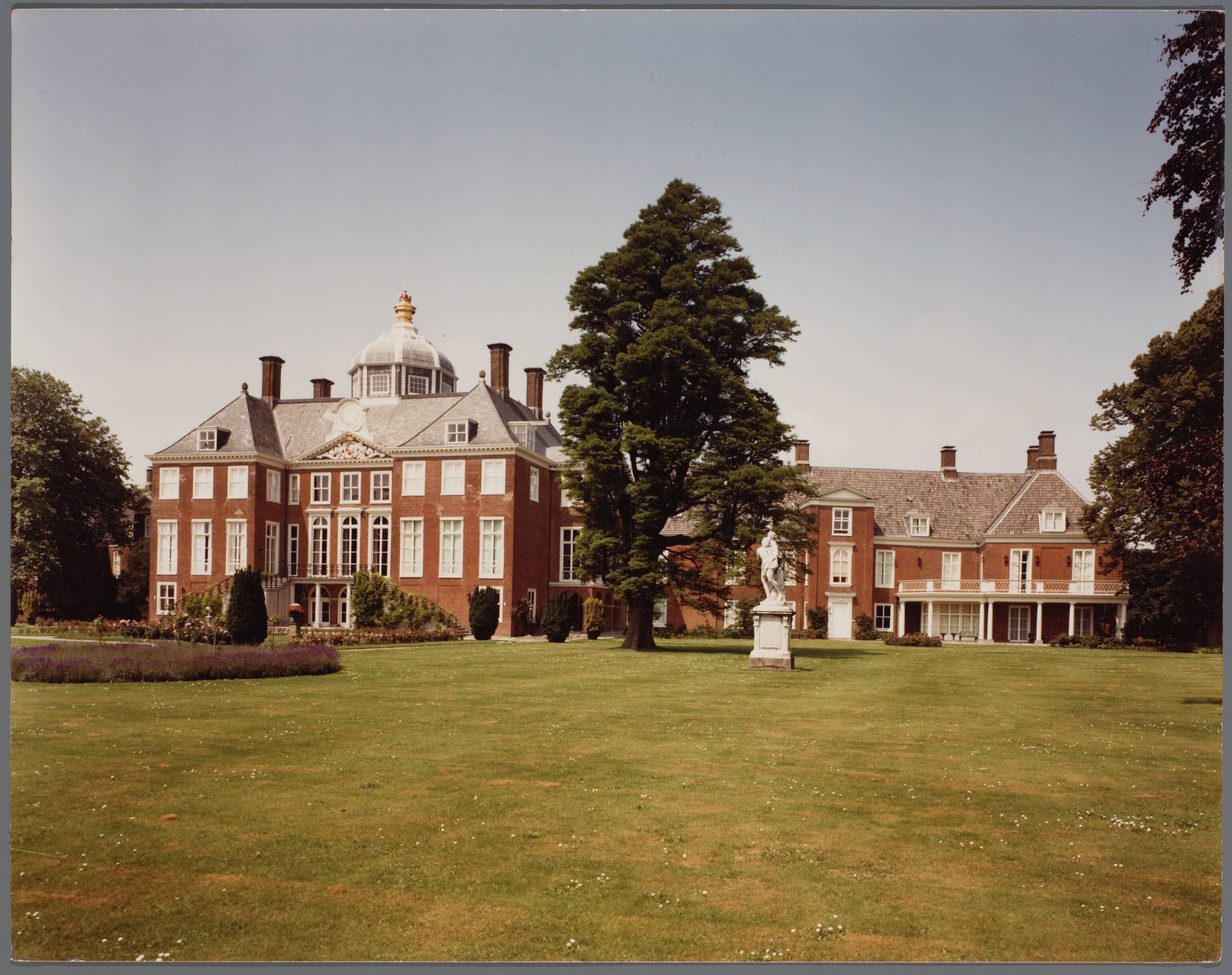 Paleis Huis ten Bosch te Den Haag — Exterieur — Foto: Hofmeester, Bart / RVD. Licentie: Set B: Rechtenvrij / Publiek Domein. Bron: Nationaal Archief. http://hdl.handle.net/10648/afa894d8-d0b4-102d-bcf8-003048976d84