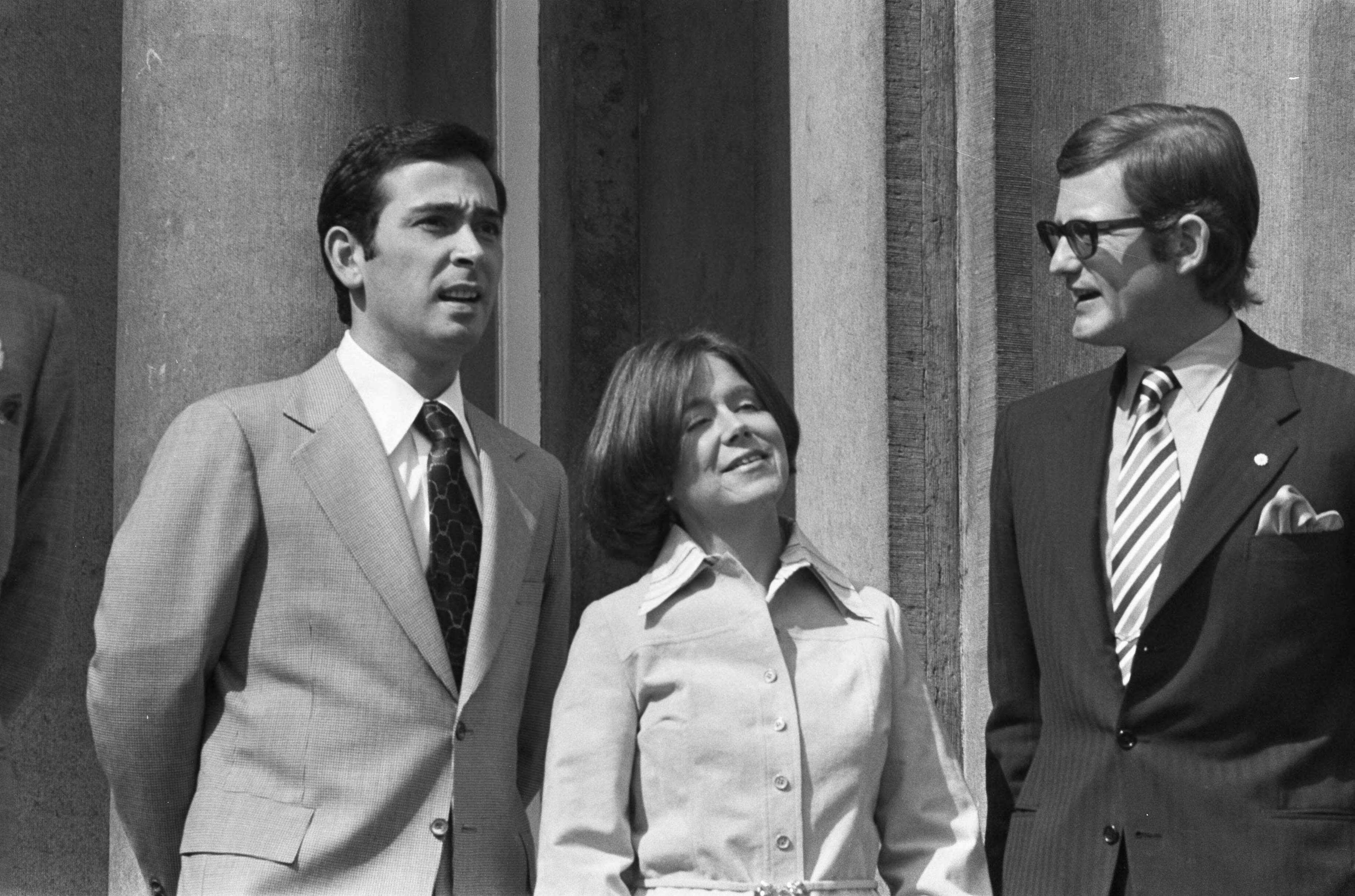 Defilé Paleis Soestdijk — Prinses Christina met Jorge Guillermo en Pieter van Vollenhoven (rechts) op het bordes — Foto: Verhoeff, Bert / Anefo. Licentie: Set B: Rechtenvrij / Publiek Domein. Bron: Nationaal Archief. http://hdl.handle.net/10648/ac67b3f8-d0b4-102d-bcf8-003048976d84