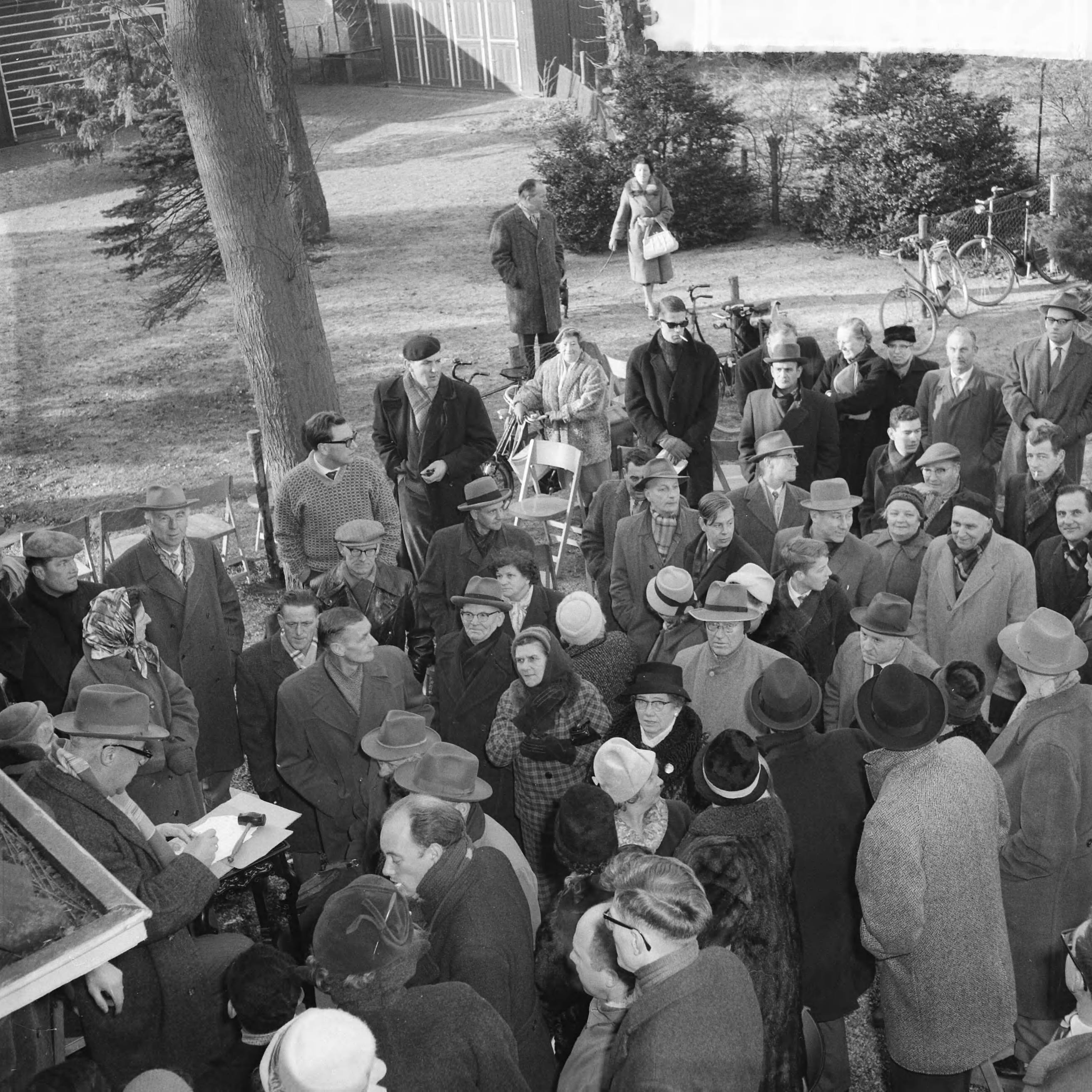 Fotocollectie Anefo — Veiling van de inboedel van Jolle Jansma te Bussum overzicht van de veiling in de tuin links veilingmeester Hermes — Foto: Lindeboom, Henk / Anefo. Licentie: Set B: Rechtenvrij / Publiek Domein. Bron: Nationaal Archief. http://hdl.handle.net/10648/a9c5e30e-d0b4-102d-bcf8-003048976d84