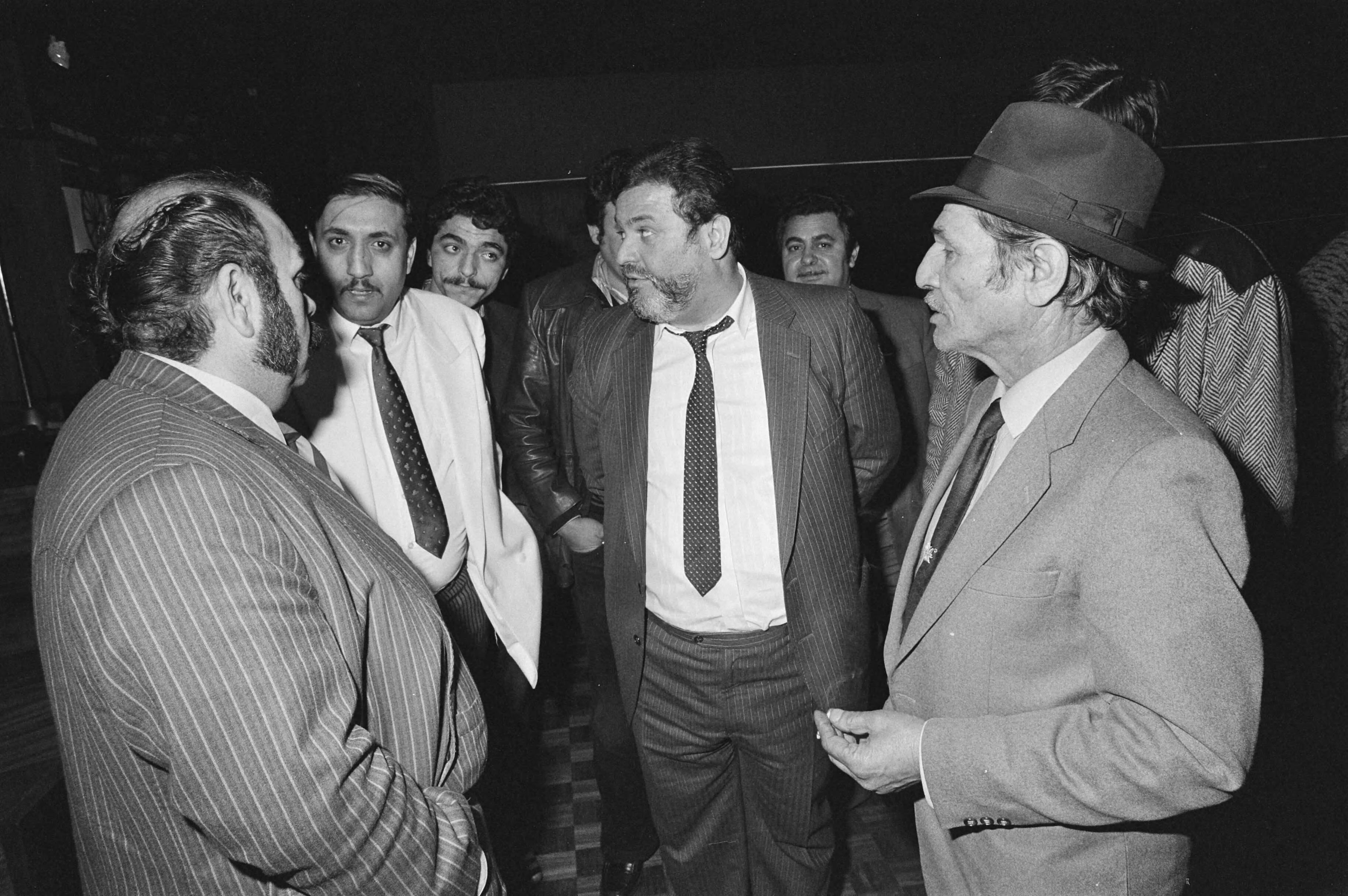 Fotocollectie Anefo — Internationaal Zigeuner tribunaal in Den Haag ; een groep zigeuners tijdens een pauze, links zigeunerkoning Petalo — Foto: Bogaerts, Rob / Anefo. Licentie: Set B: Rechtenvrij / Publiek Domein. Bron: Nationaal Archief. http://hdl.handle.net/10648/ad439756-d0b4-102d-bcf8-003048976d84