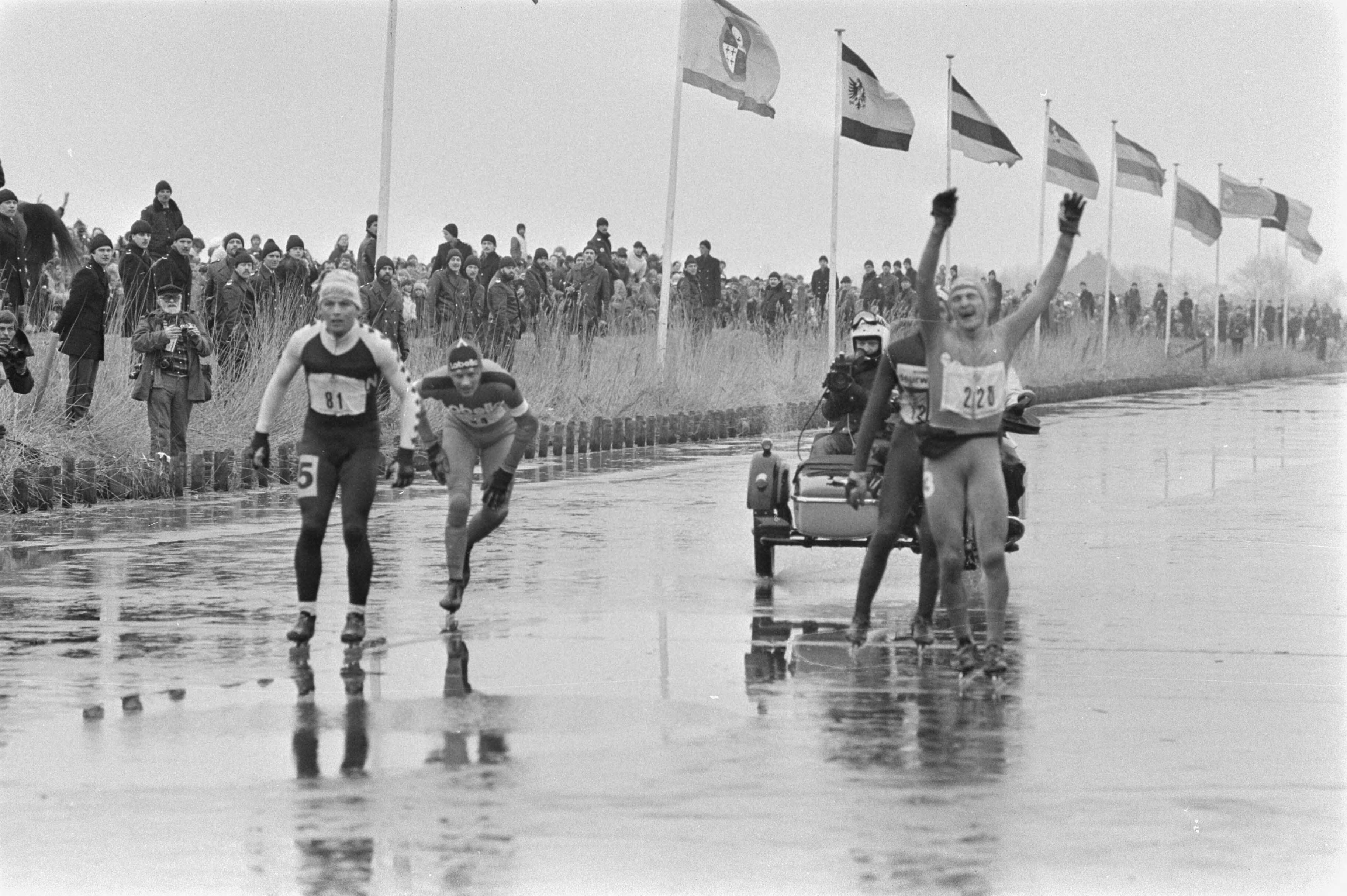 Fotocollectie Anefo — Elfstedentocht 1985, finish Leeuwarden; finish van de kopgroep — Foto: Croes, Rob C. / Anefo. Licentie: Set B: Rechtenvrij / Publiek Domein. Bron: Nationaal Archief. http://hdl.handle.net/10648/ad4364a2-d0b4-102d-bcf8-003048976d84