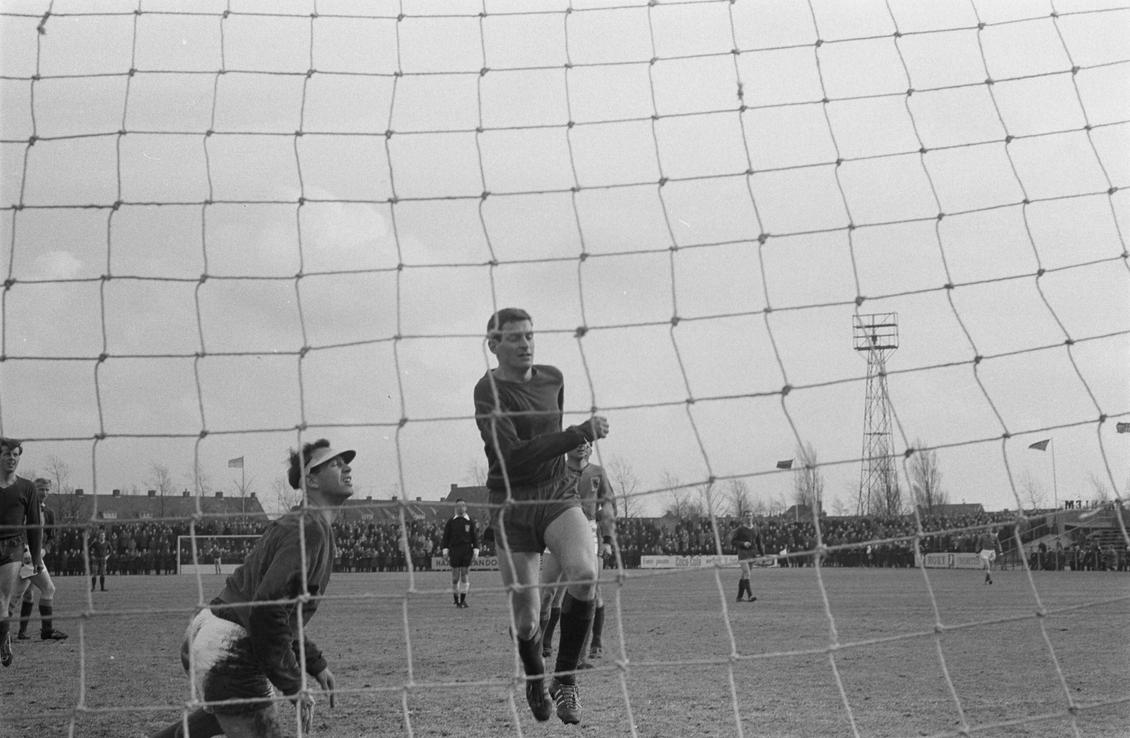 Fotocollectie Anefo — Voetbal. Vriendschappelijke wedstrijd Haarlem tegen Volendam 0-2. Spelmomente — Foto: Pot, Harry / Anefo. Licentie: Set B: Rechtenvrij / Publiek Domein. Bron: Nationaal Archief. http://hdl.handle.net/10648/aa2d3068-d0b4-102d-bcf8-003048976d84