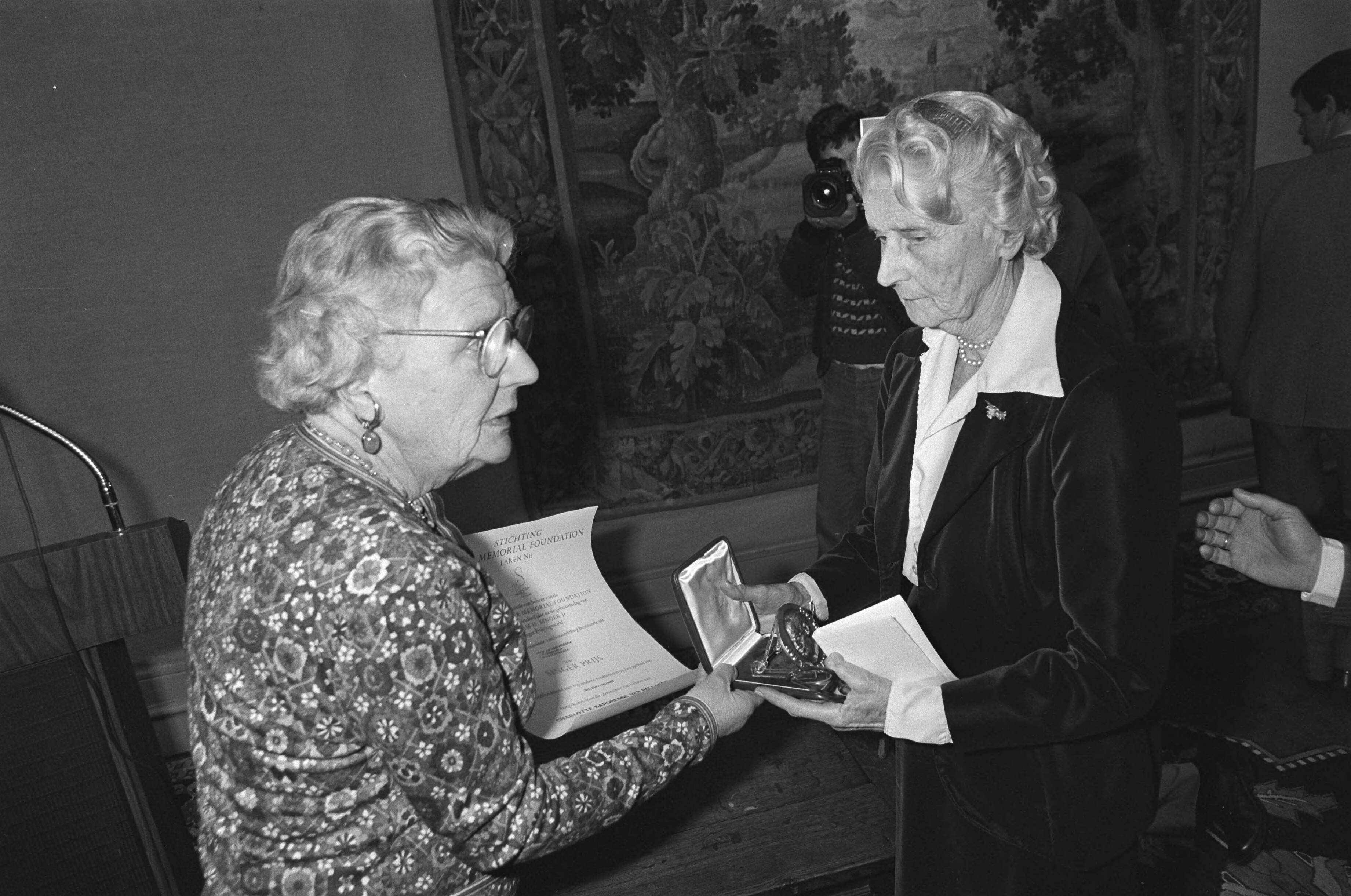 Fotocollectie Anefo — In Singermuseum Laren heeft Prinses Juliana Singerprijs 1980 uitgereikt aan beeldhouwster Charlotte Baronesse van Pallandt — Foto: Antonisse, Marcel / Anefo. Licentie: Set B: Rechtenvrij / Publiek Domein. Bron: Nationaal Archief. http://hdl.handle.net/10648/acec7d36-d0b4-102d-bcf8-003048976d84