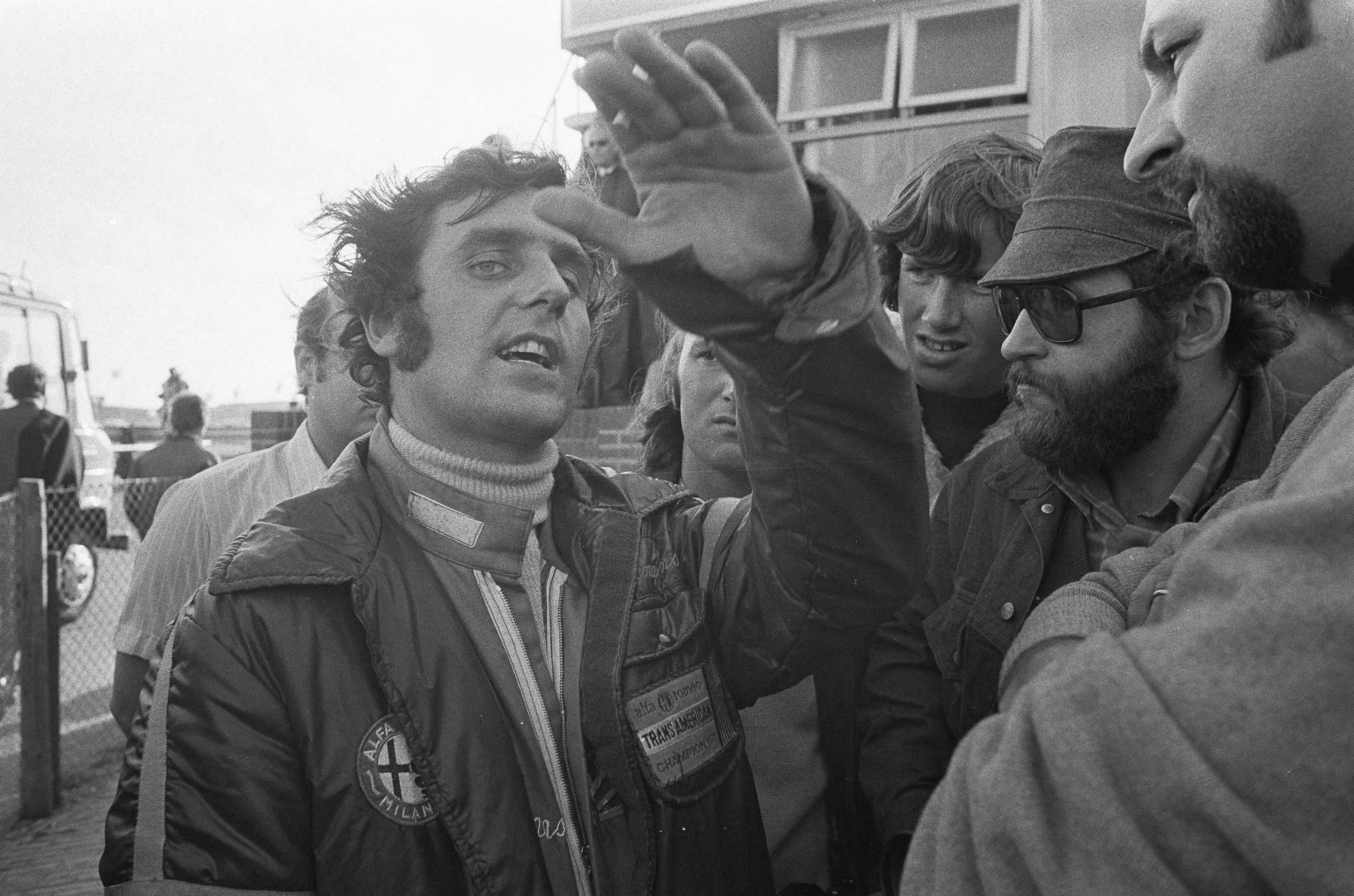 Fotocollectie Anefo — Autoraces Zandvoort, Toine Hezemans legt uit hoe hij uit de bocht gewerkt zou zijn — Foto: Mieremet, Rob / Anefo. Licentie: Set B: Rechtenvrij / Publiek Domein. Bron: Nationaal Archief. http://hdl.handle.net/10648/abd2bcc6-d0b4-102d-bcf8-003048976d84