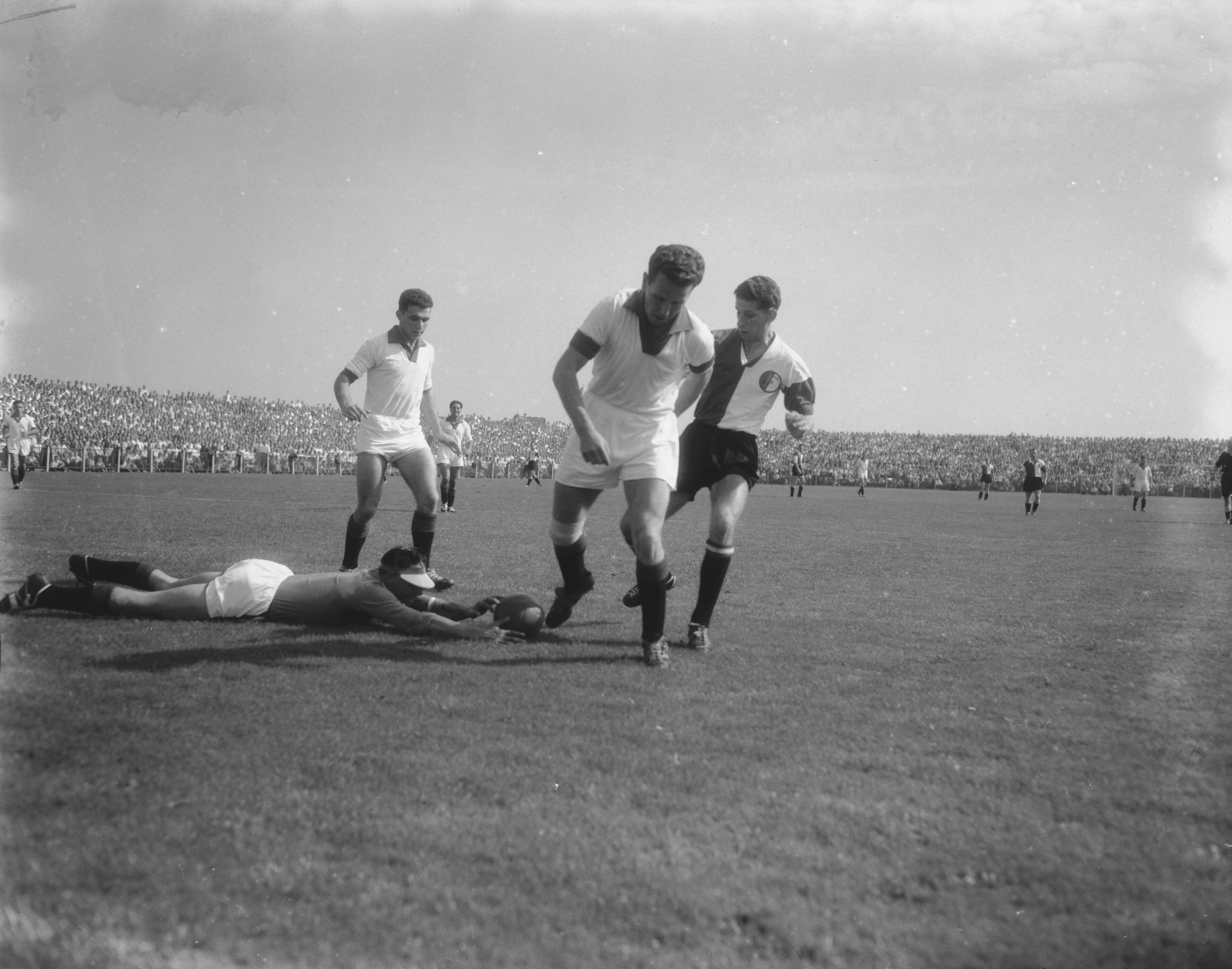 Fotocollectie Anefo — Voetbal. ADO tegen Feijenoord 2-1. Spelmoment, doelman Kok brengt redding — Foto: Pot, Harry / Anefo. Licentie: Set B: Rechtenvrij / Publiek Domein. Bron: Nationaal Archief. http://hdl.handle.net/10648/a98484e0-d0b4-102d-bcf8-003048976d84