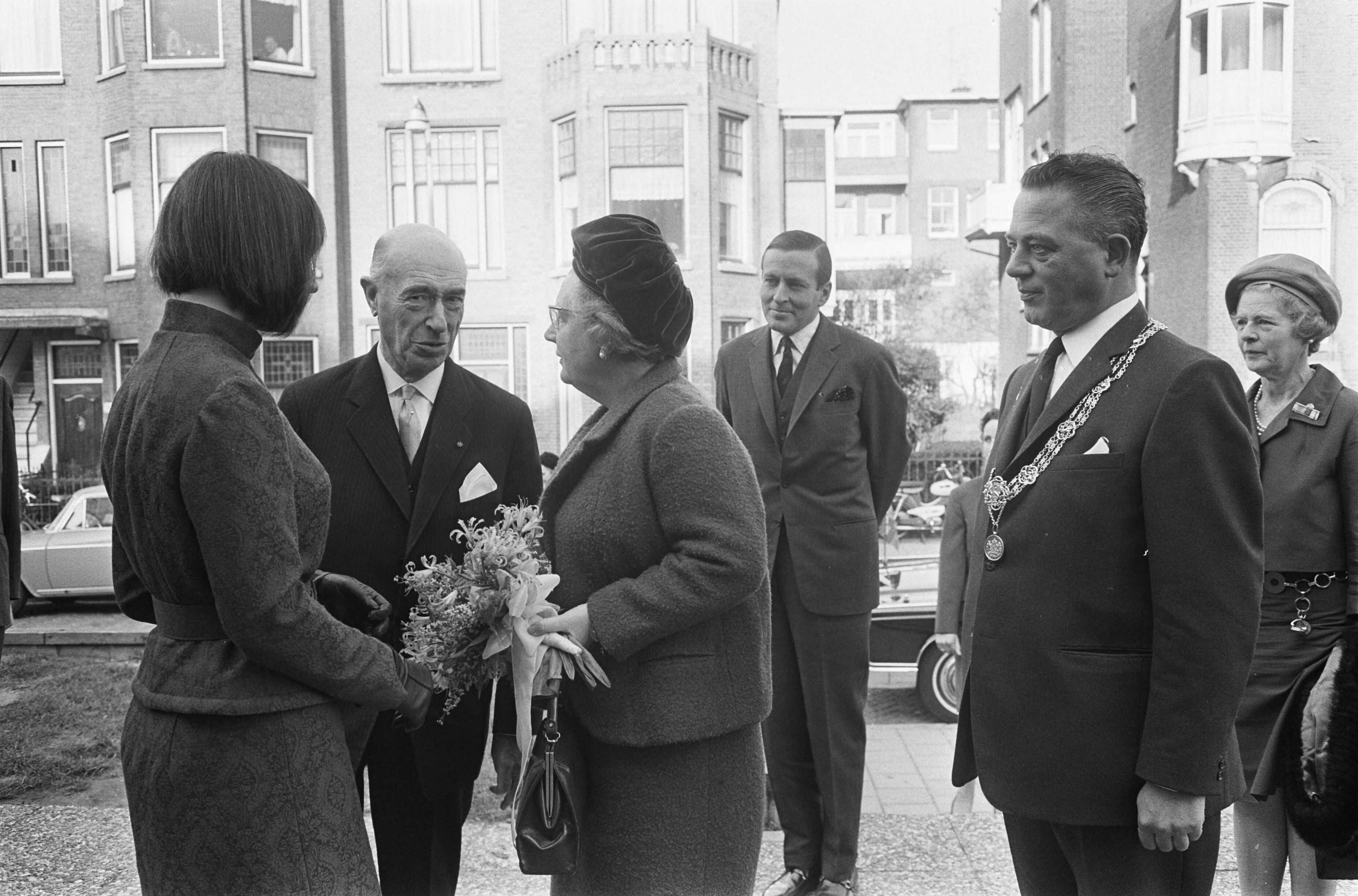 Fotocollectie Anefo — Koningin Juliana is aanwezig bij het Congres van het Genootschap Onze Taal te Scheveningen — Foto: Koch, Eric / Anefo. Licentie: Set B: Rechtenvrij / Publiek Domein. Bron: Nationaal Archief. http://hdl.handle.net/10648/ab517148-d0b4-102d-bcf8-003048976d84