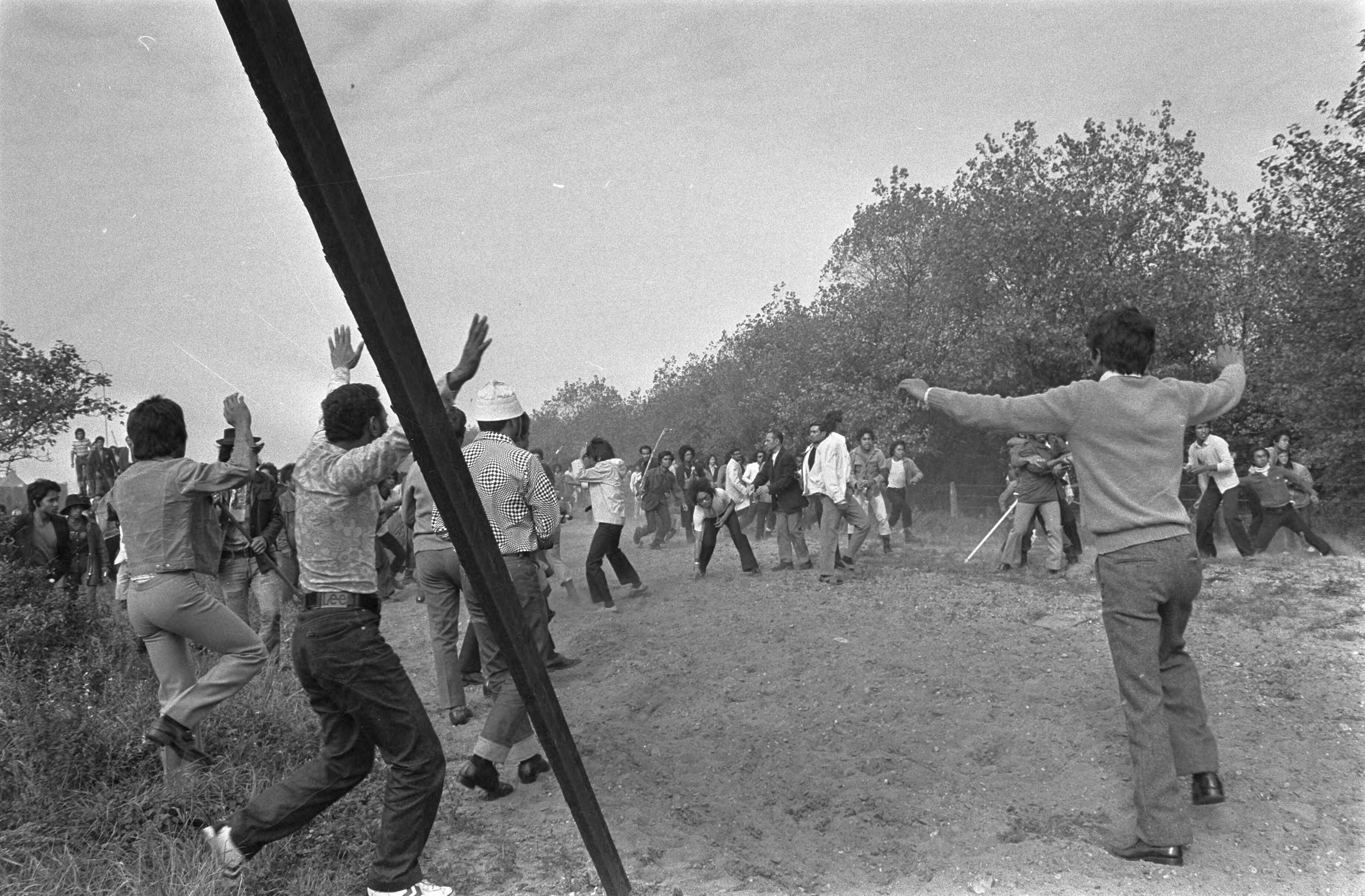 Fotocollectie Anefo — Demonstratie Zuid-Molukkers in Den Haag — Foto: Mieremet, Rob / Anefo. Licentie: Set B: Rechtenvrij / Publiek Domein. Bron: Nationaal Archief. http://hdl.handle.net/10648/aba4c370-d0b4-102d-bcf8-003048976d84