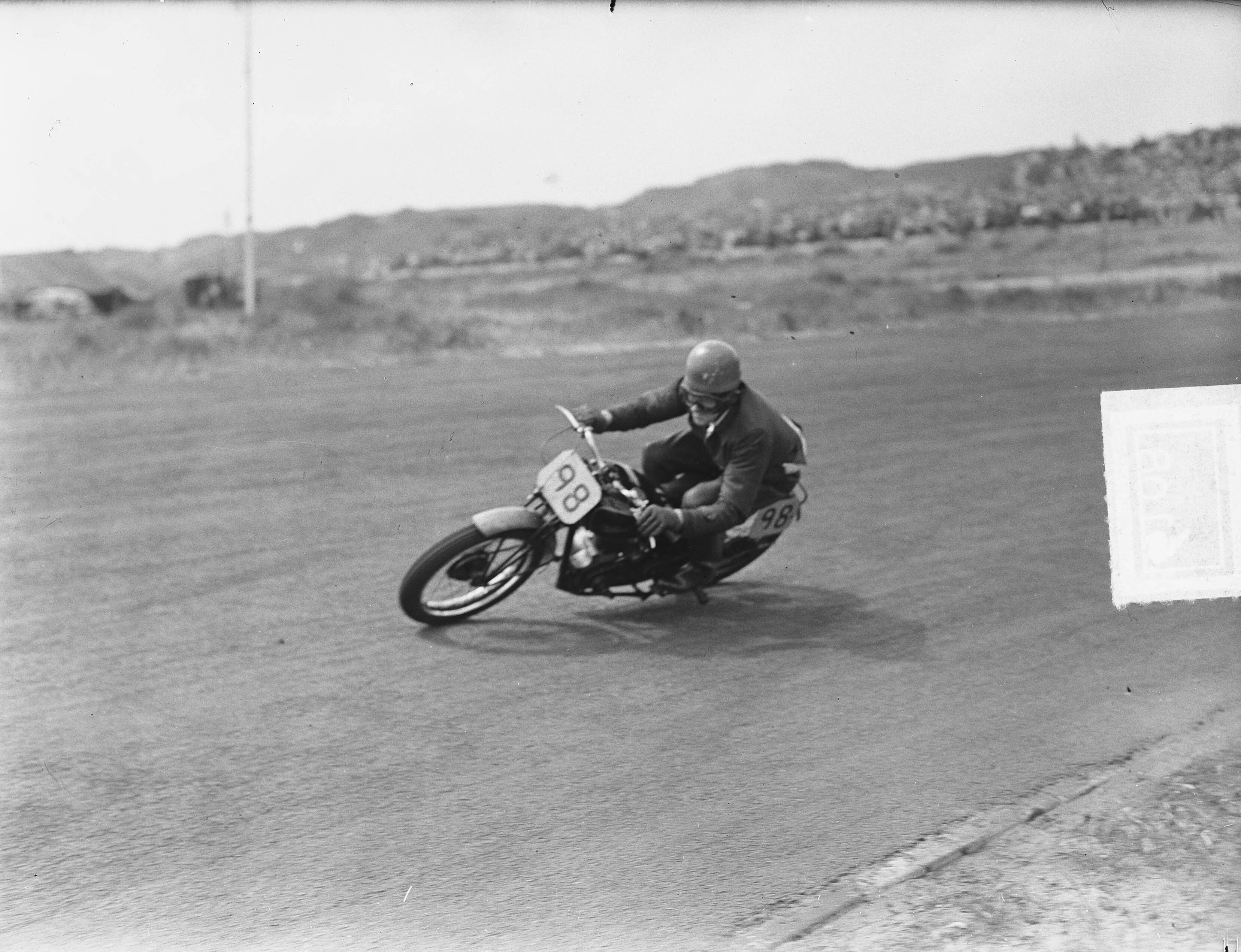 Motor- en autoraces KNAC en KNMV op het circuit van Zandvoort — Motor- en autoraces van KNAC en KNMV op het circuit van Zandvoort. Motorrace — Foto: Pot, Harry / Anefo. Licentie: Set B: Rechtenvrij / Publiek Domein. Bron: Nationaal Archief. http://hdl.handle.net/10648/a8eb4ec4-d0b4-102d-bcf8-003048976d84