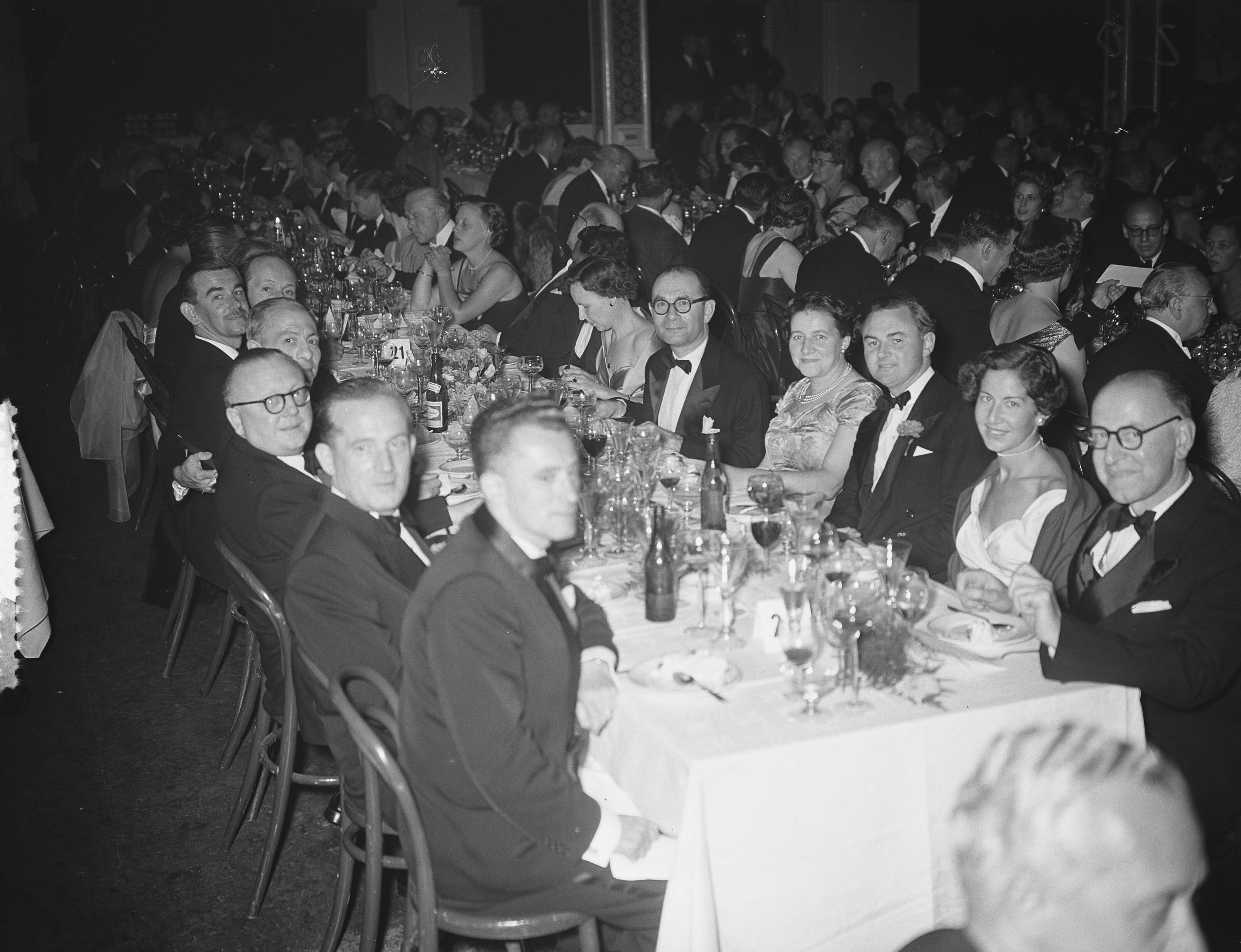 Fotocollectie Anefo — Congres zee-assuradeuren Den Haag , hoofdtafel — Foto: Bilsen, Joop van / Anefo. Licentie: Set B: Rechtenvrij / Publiek Domein. Bron: Nationaal Archief. http://hdl.handle.net/10648/a9295c0a-d0b4-102d-bcf8-003048976d84