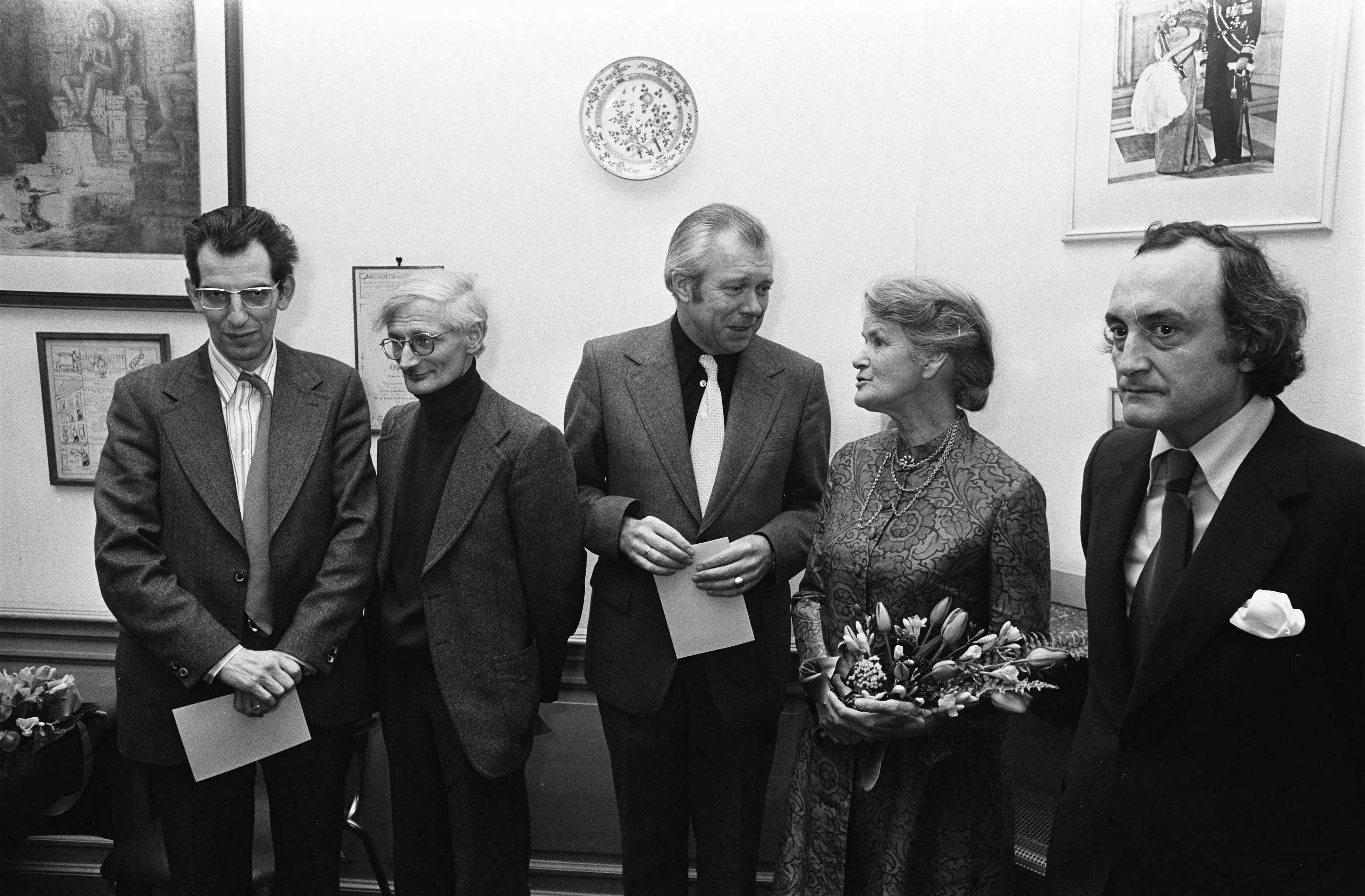 Fotocollectie Anefo — Letterkundige prijzen Jan Campert Stichting uitgereikt Den Haag ; v.l.n.r. dr. P.J. Buijnster , William D. Kui wethouder De Wit , M. Vasalis en Hughues C. Pernath — Foto: Verhoeff, Bert / Anefo. Licentie: Set B: Rechtenvrij / Publiek Domein. Bron: Nationaal Archief. http://hdl.handle.net/10648/ac5d7a32-d0b4-102d-bcf8-003048976d84