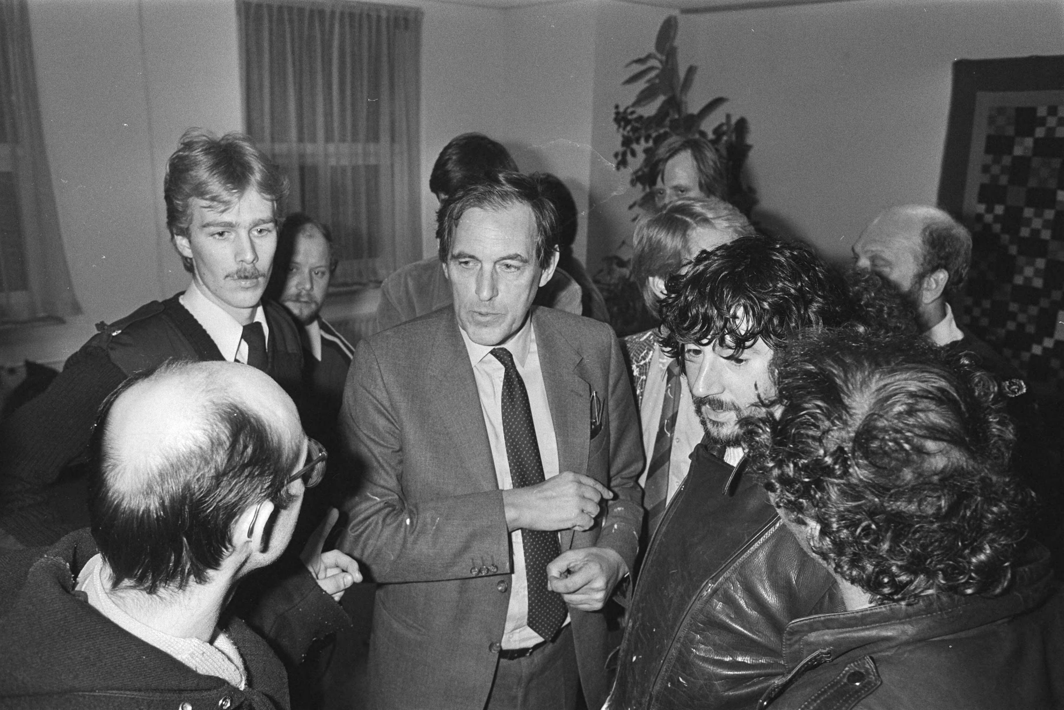 Fotocollectie Anefo — Almere, installatie 2 CP-raadsleden Vreeswijk en Fresco; burgemeester Lammers omringd door demonstranten — Foto: Croes, Rob C. / Anefo. Licentie: Set B: Rechtenvrij / Publiek Domein. Bron: Nationaal Archief. http://hdl.handle.net/10648/ad334770-d0b4-102d-bcf8-003048976d84